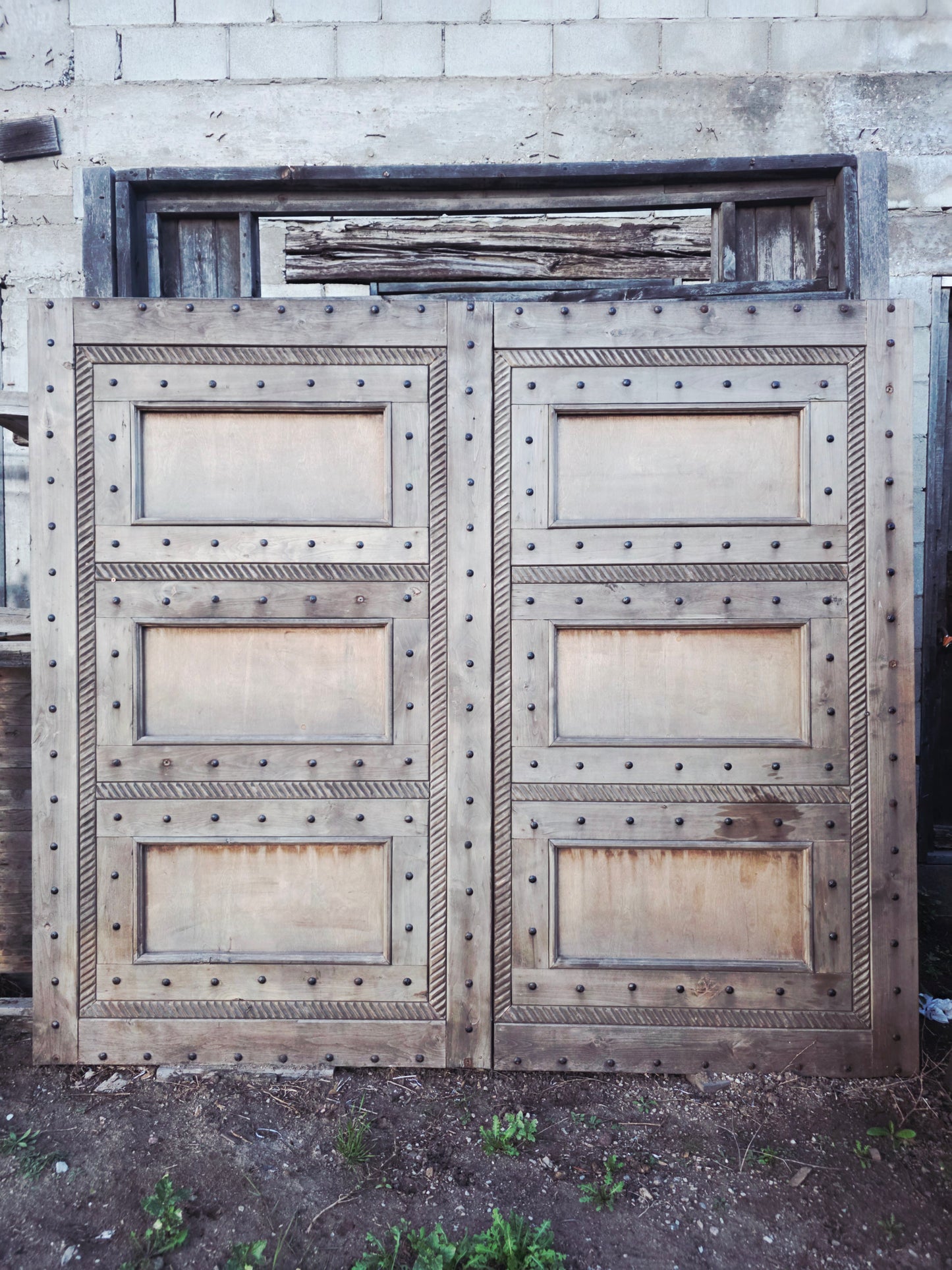 Puerta Rustica de Cedro – Guardiana de Memorias