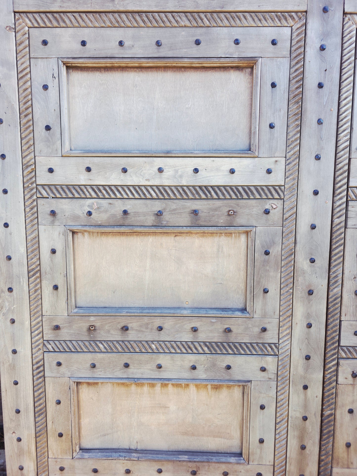 Puerta Rustica de Cedro – Guardiana de Memorias