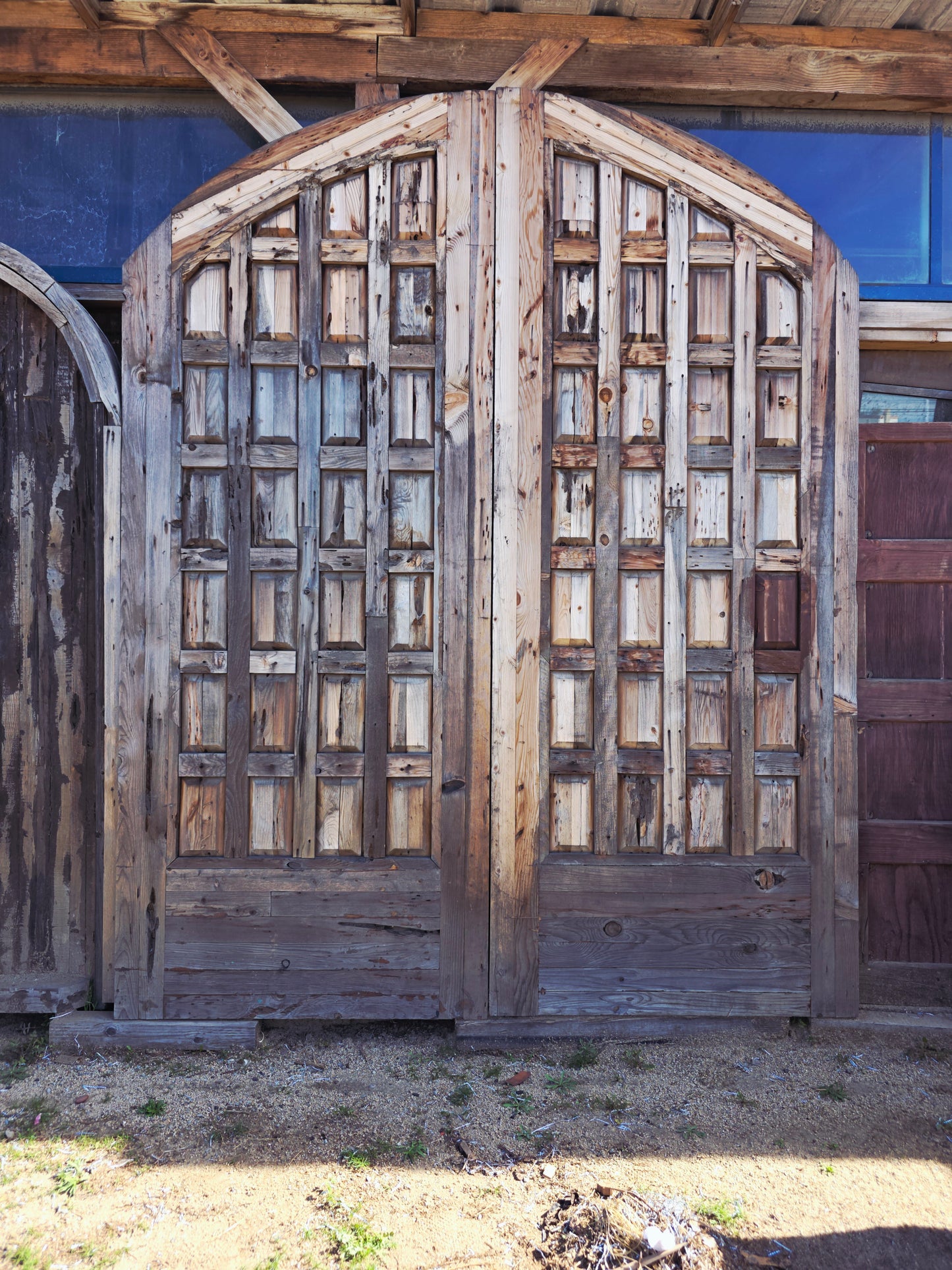 Puerta Rustica de Cedro Envejecido – Umbral de Nobleza y Permanencia