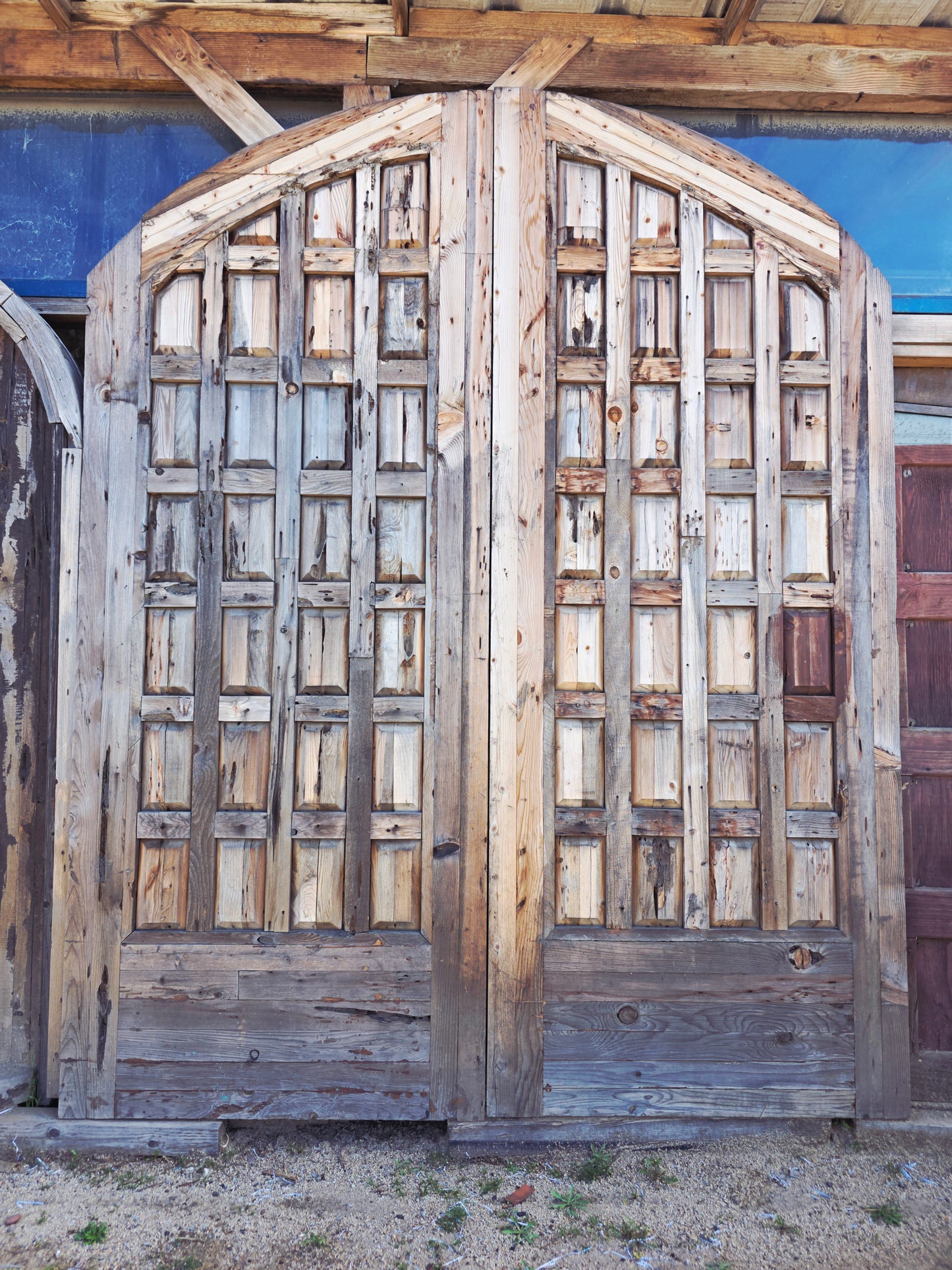 Puerta Rustica de Cedro Envejecido – Umbral de Nobleza y Permanencia