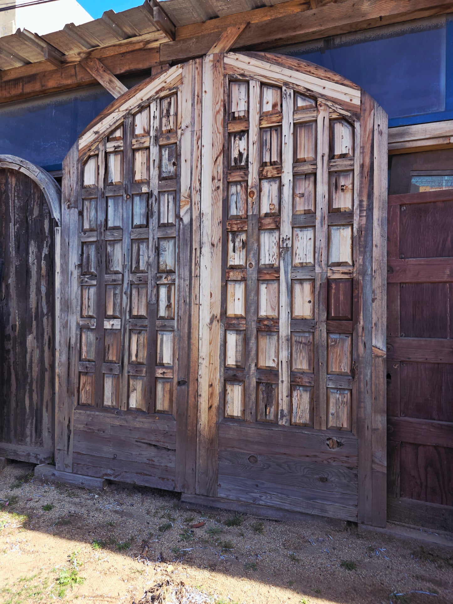 Puerta Rustica de Cedro Envejecido – Umbral de Nobleza y Permanencia