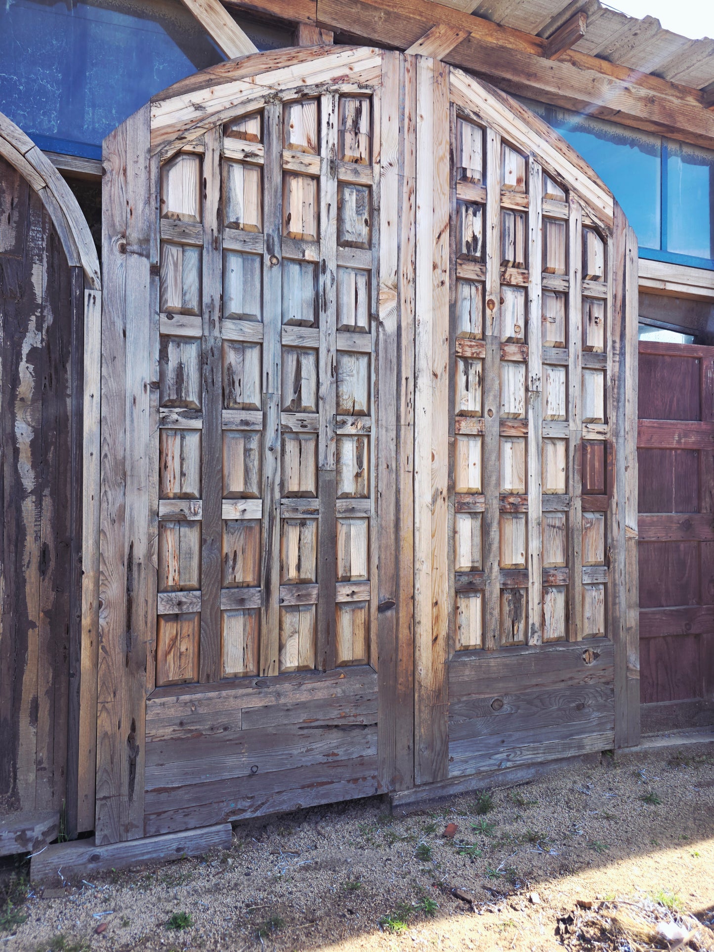 Puerta Rustica de Cedro Envejecido – Umbral de Nobleza y Permanencia