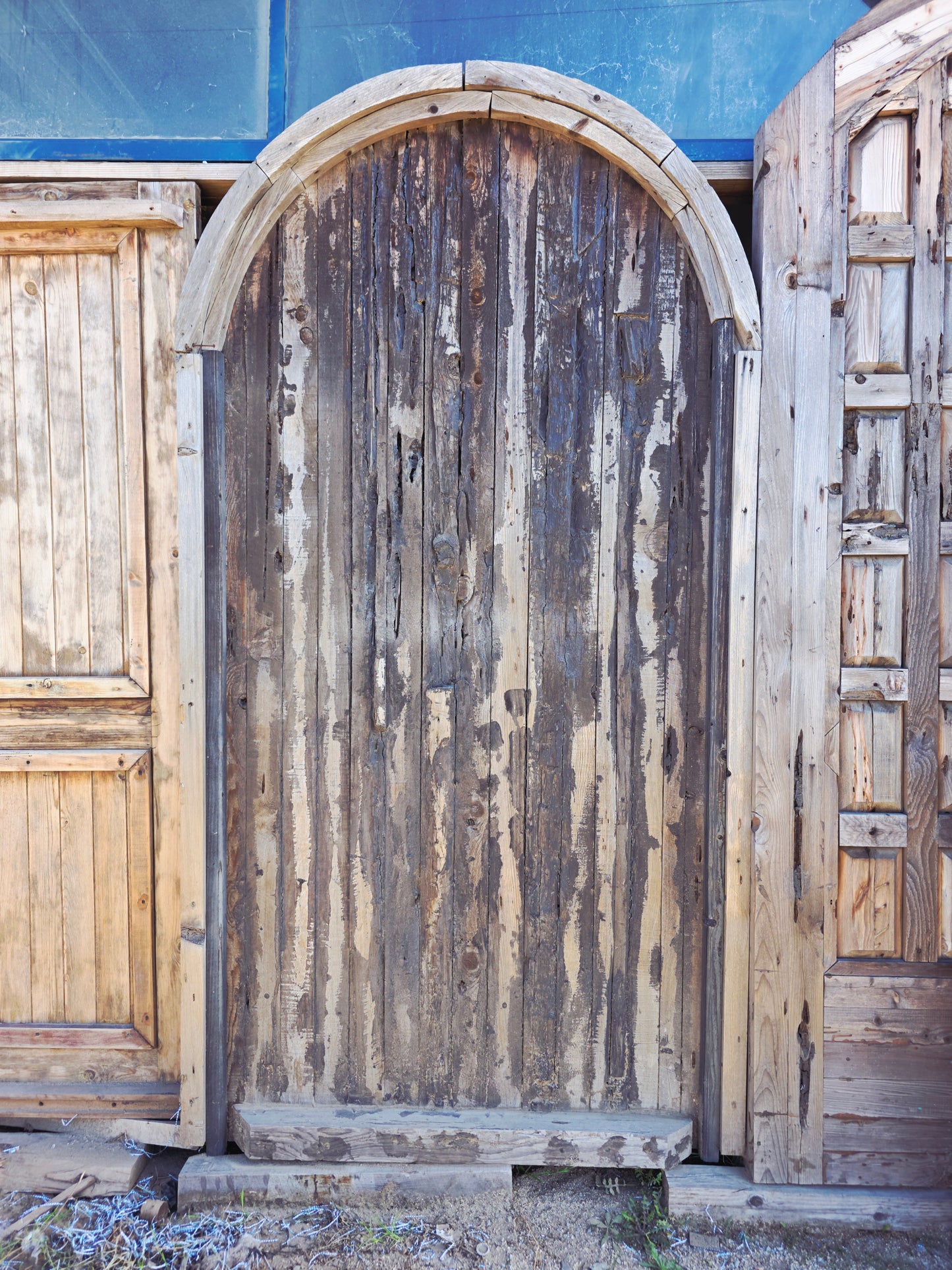 Puerta Rustica de Cedro Envejecido – Umbral de Historia y Permanencia