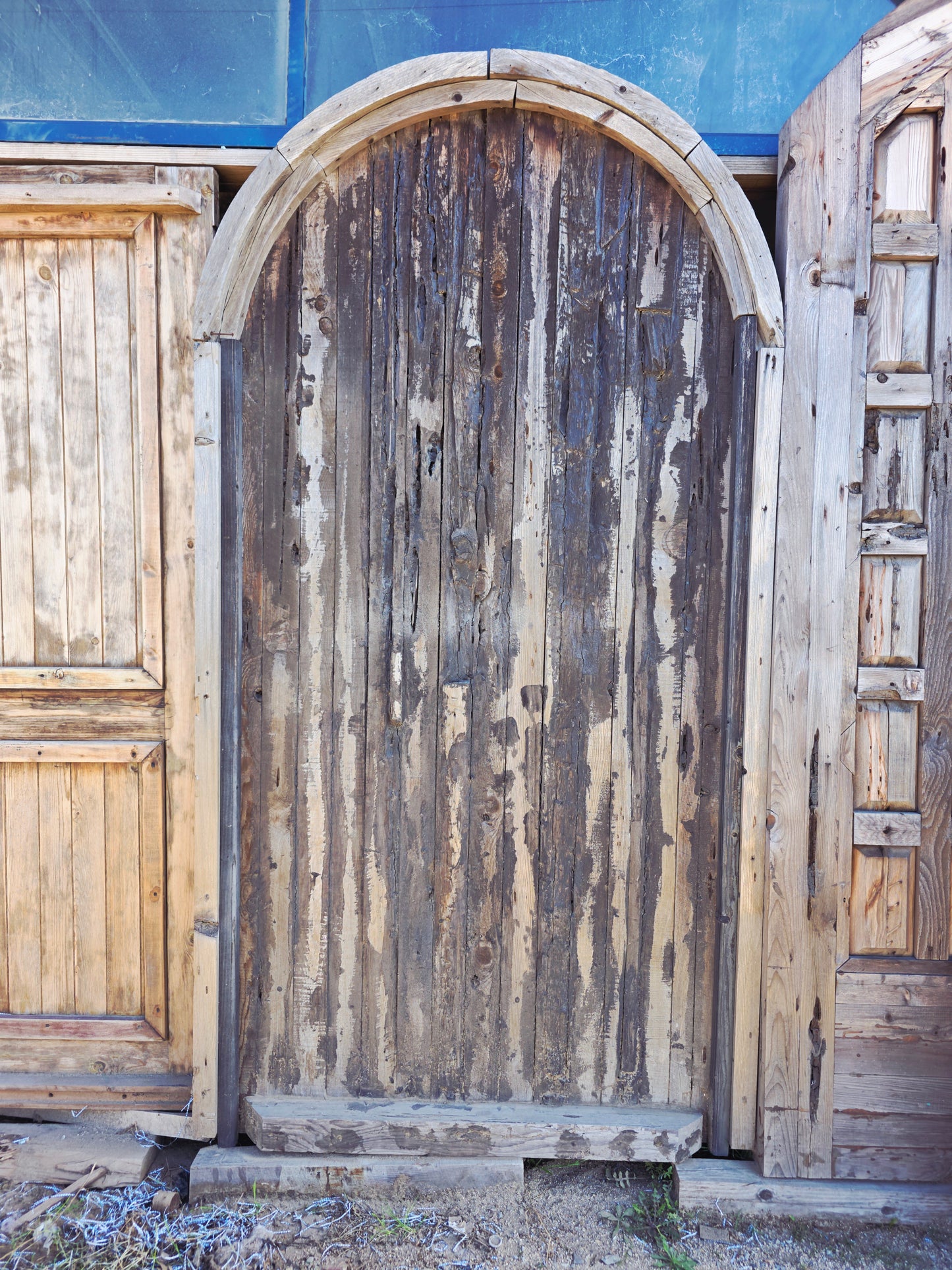 Puerta Rustica de Cedro Envejecido – Umbral de Historia y Permanencia