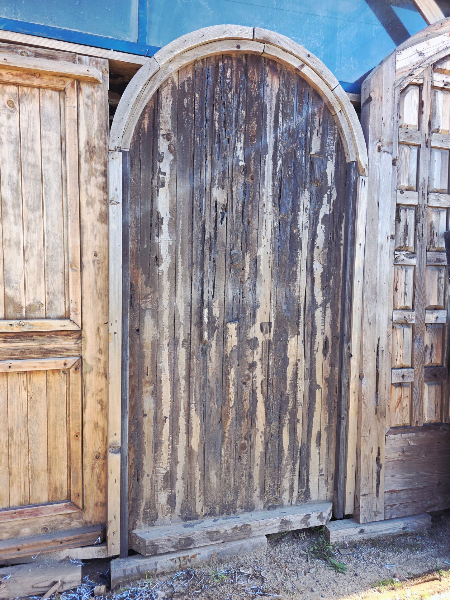 Puerta Rustica de Cedro Envejecido – Umbral de Historia y Permanencia