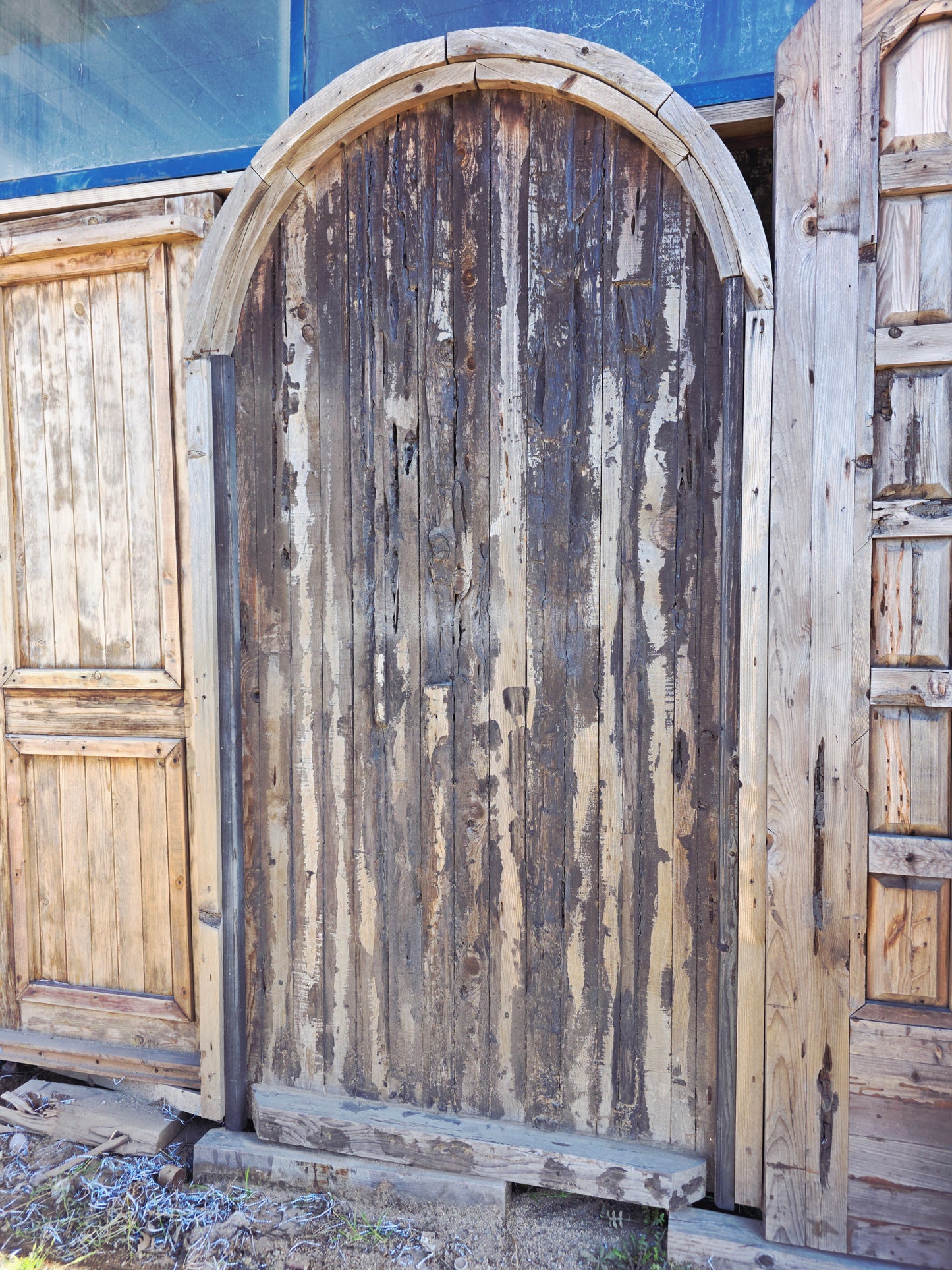Puerta Rustica de Cedro Envejecido – Umbral de Historia y Permanencia