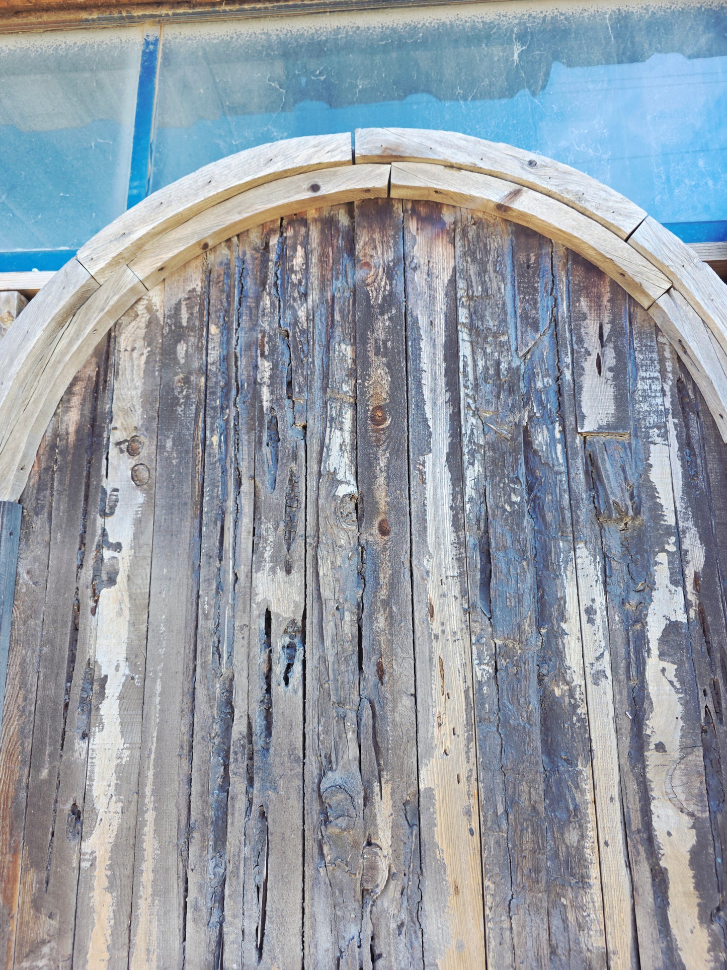 Puerta Rustica de Cedro Envejecido – Umbral de Historia y Permanencia
