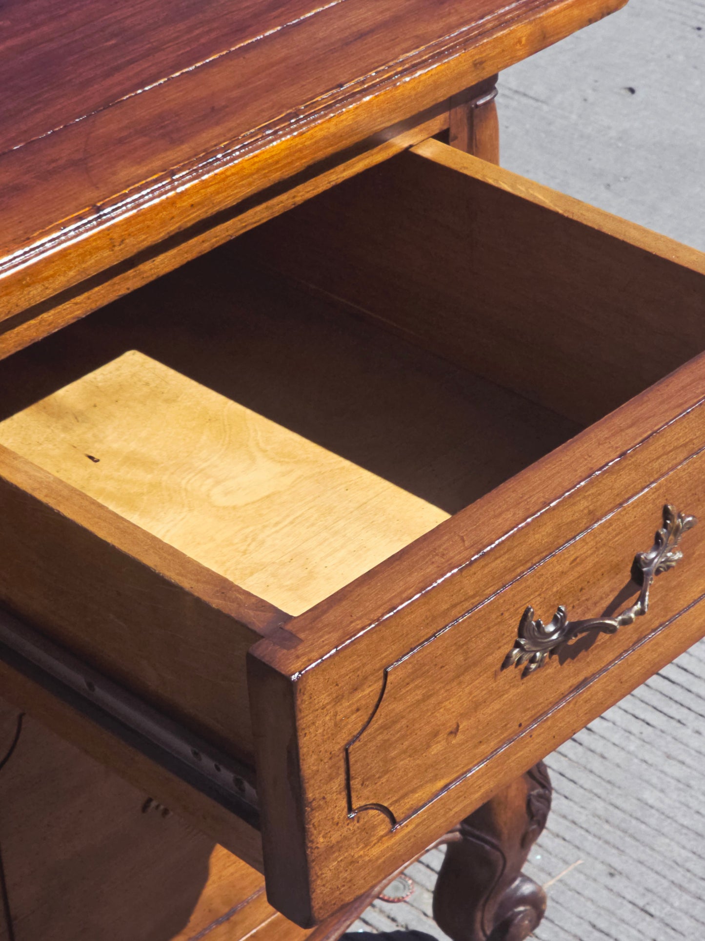 Classic Carved Wood Desk – Timeless Elegance 🪶🕊️