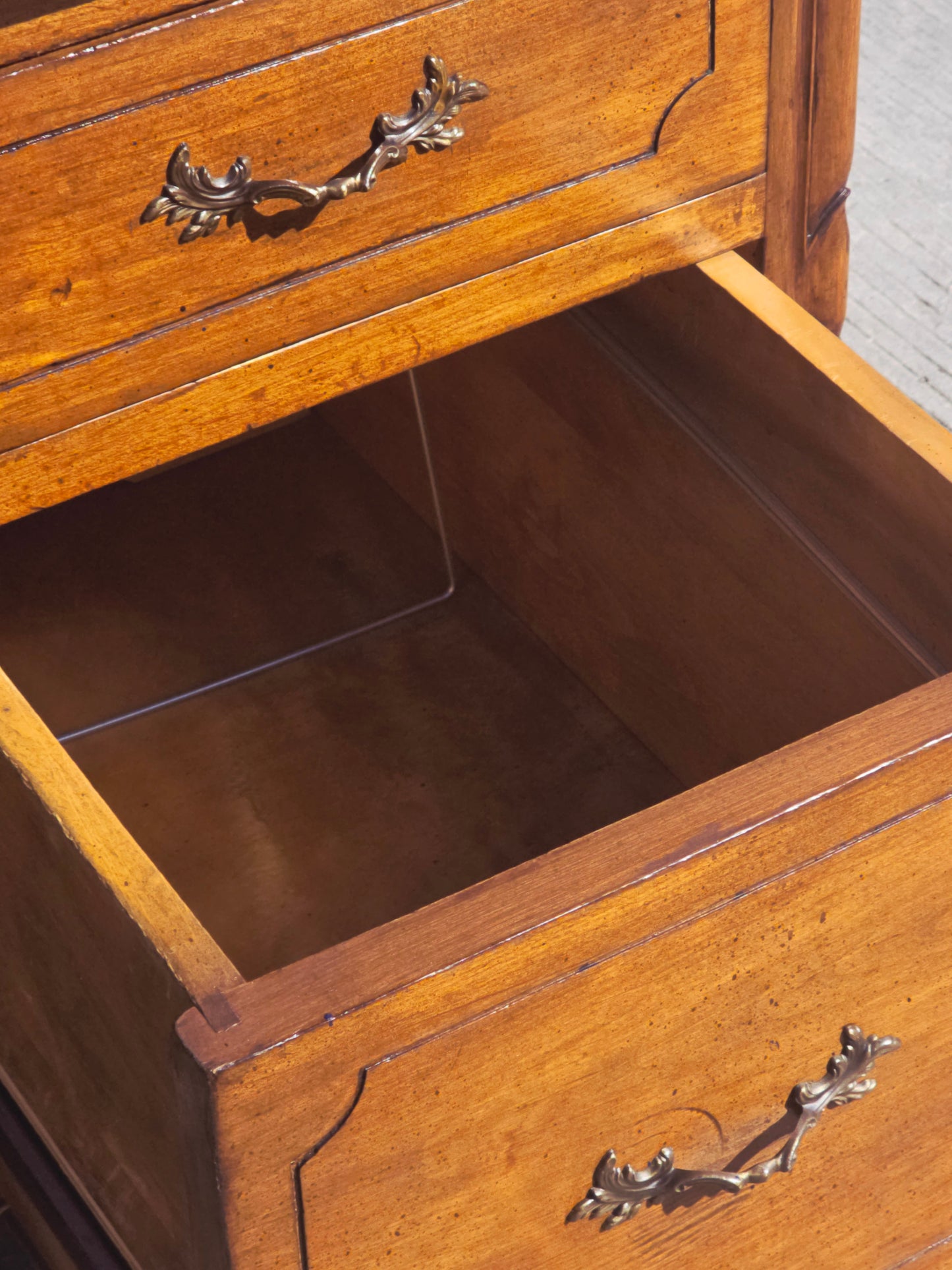 Classic Carved Wood Desk – Timeless Elegance 🪶🕊️