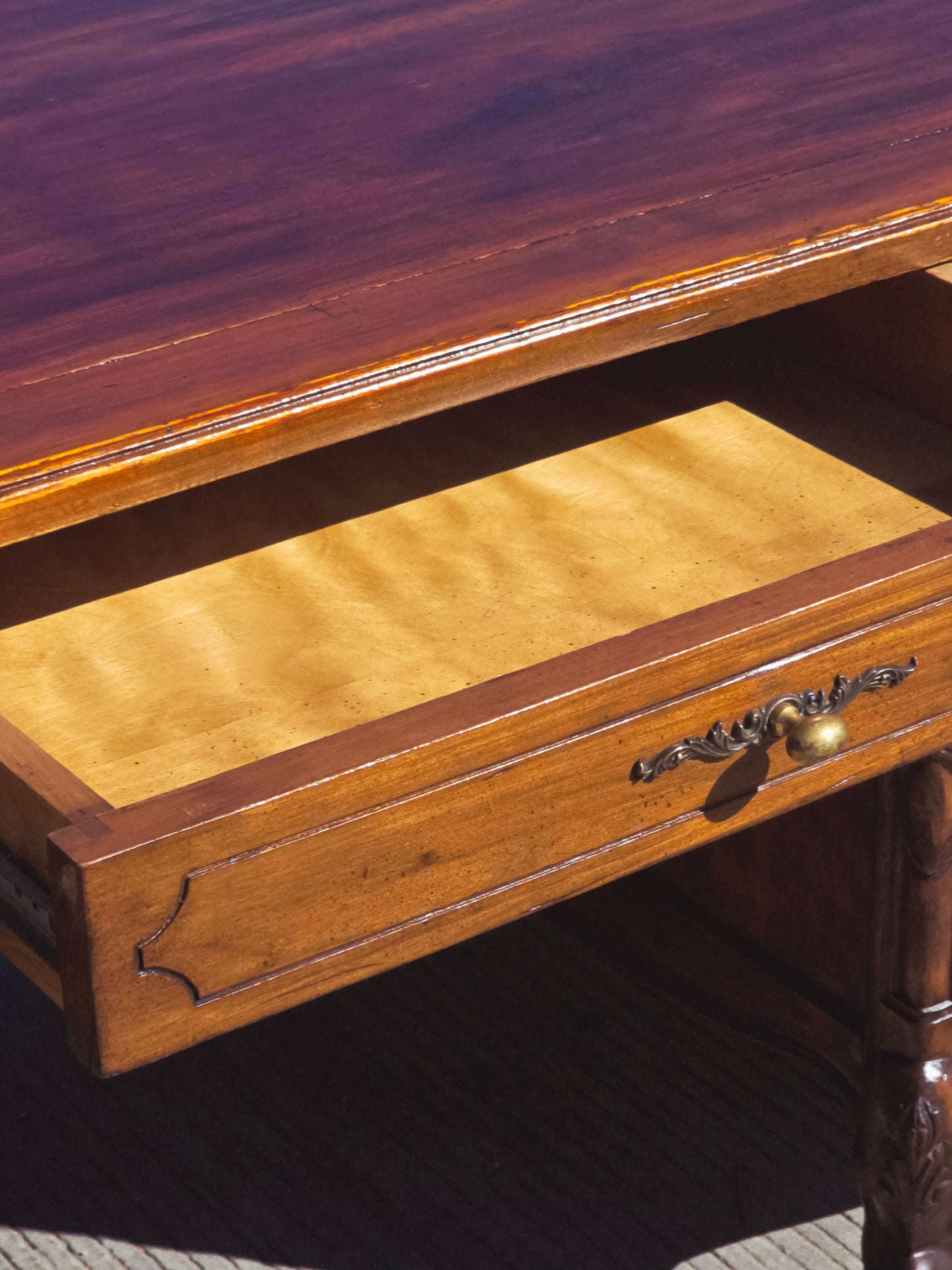 Classic Carved Wood Desk – Timeless Elegance 🪶🕊️