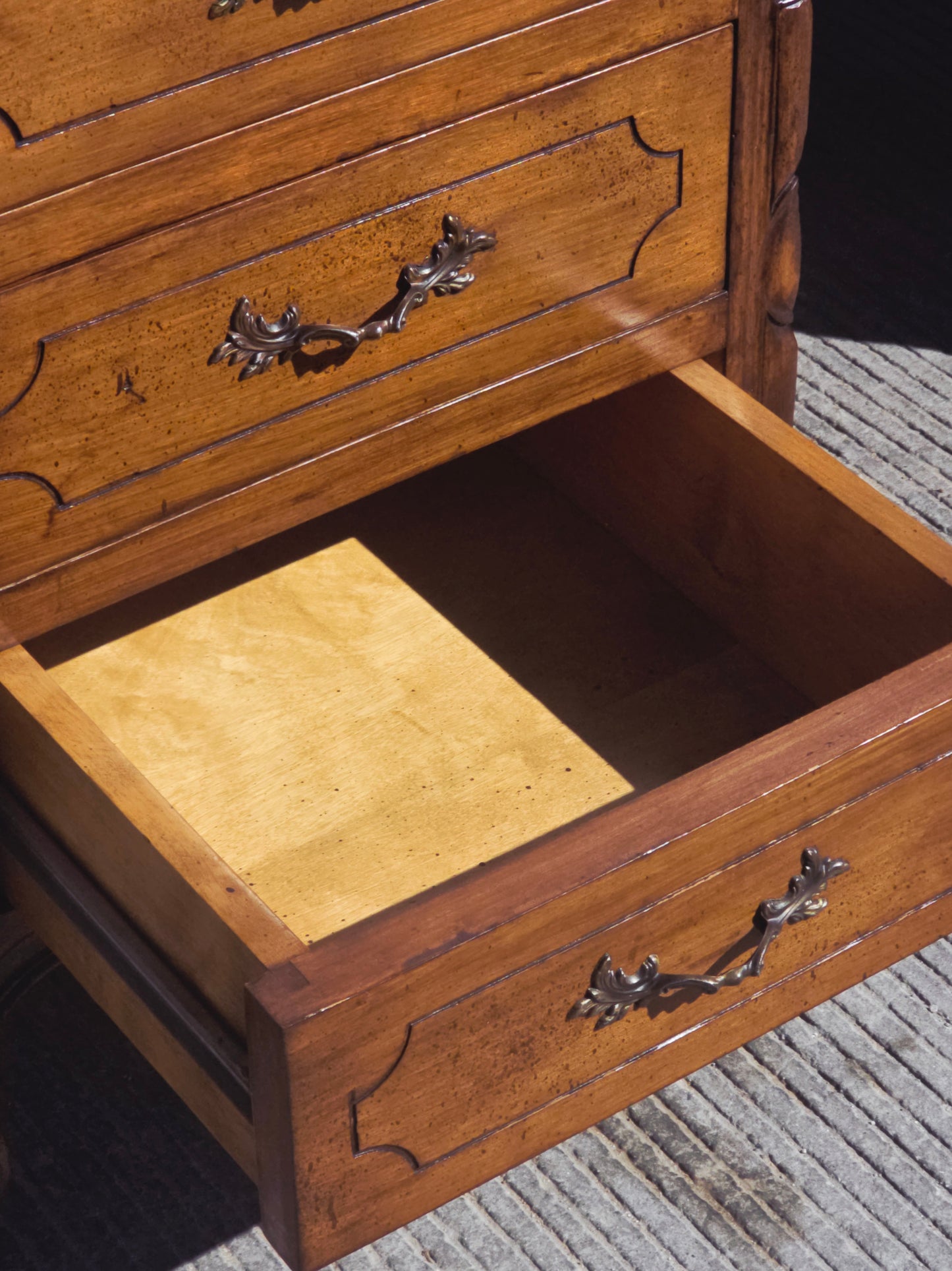 Classic Carved Wood Desk – Timeless Elegance 🪶🕊️