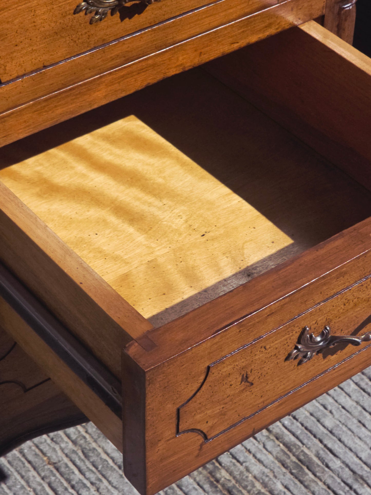 Classic Carved Wood Desk – Timeless Elegance 🪶🕊️