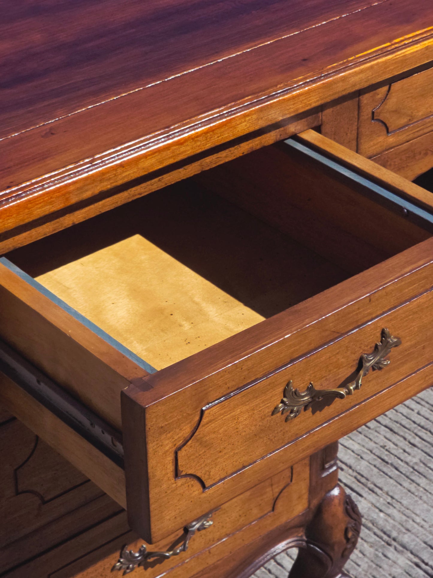 Classic Carved Wood Desk – Timeless Elegance 🪶🕊️