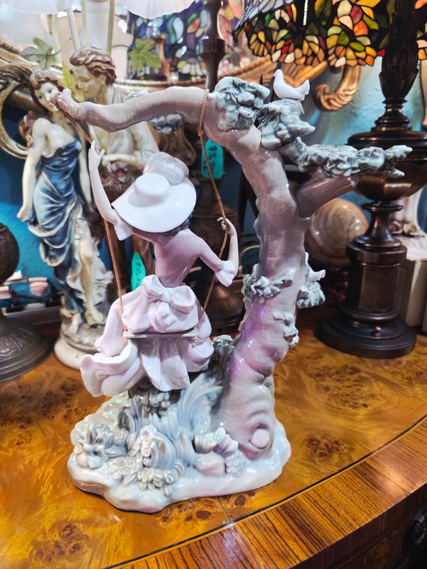🎨 Columpiandose Victorian Girl on Swing 🌸 Lladro 01001297 | Año de emisión: 1974