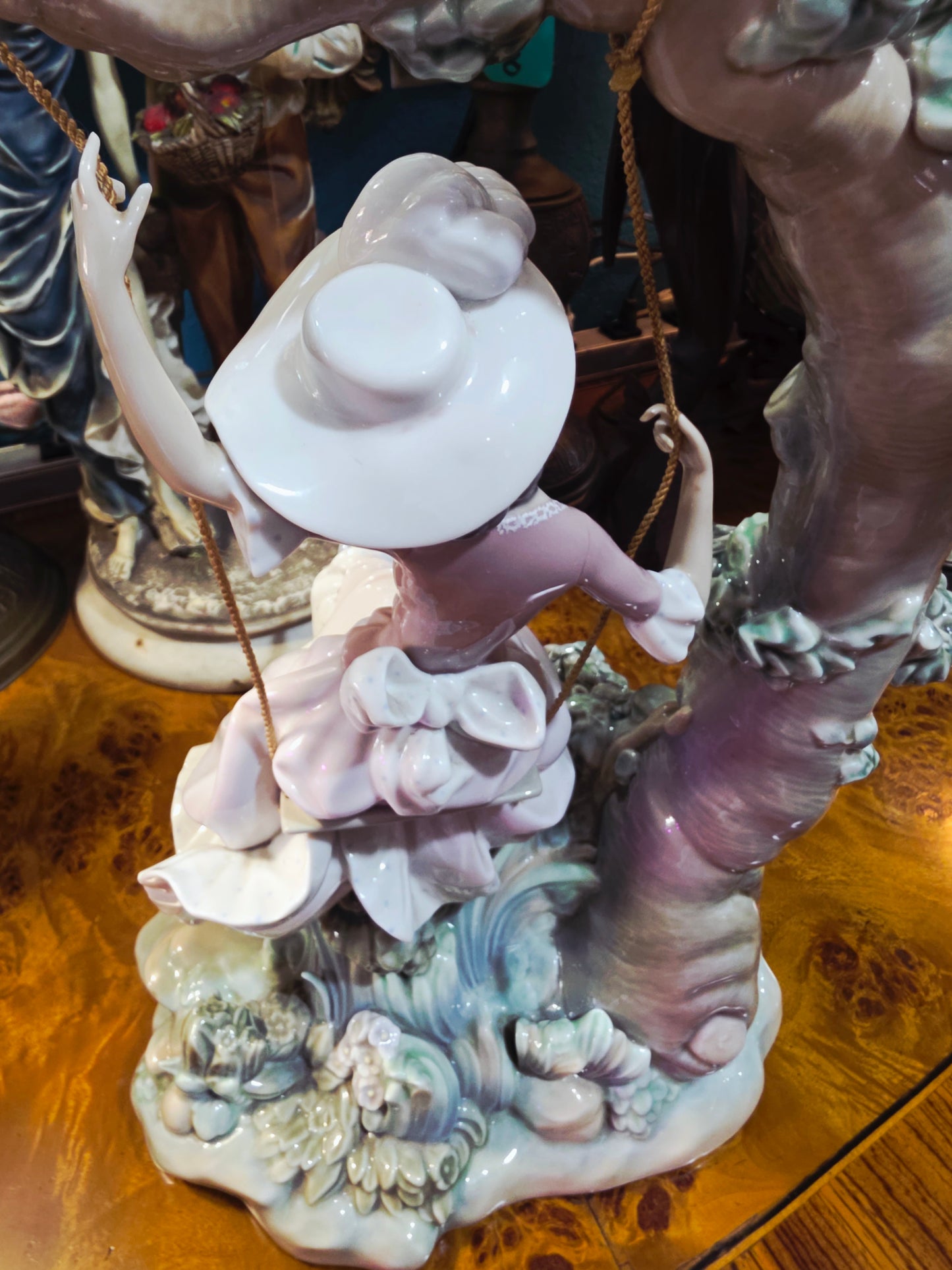 🎨 Columpiandose Victorian Girl on Swing 🌸 Lladro 01001297 | Año de emisión: 1974