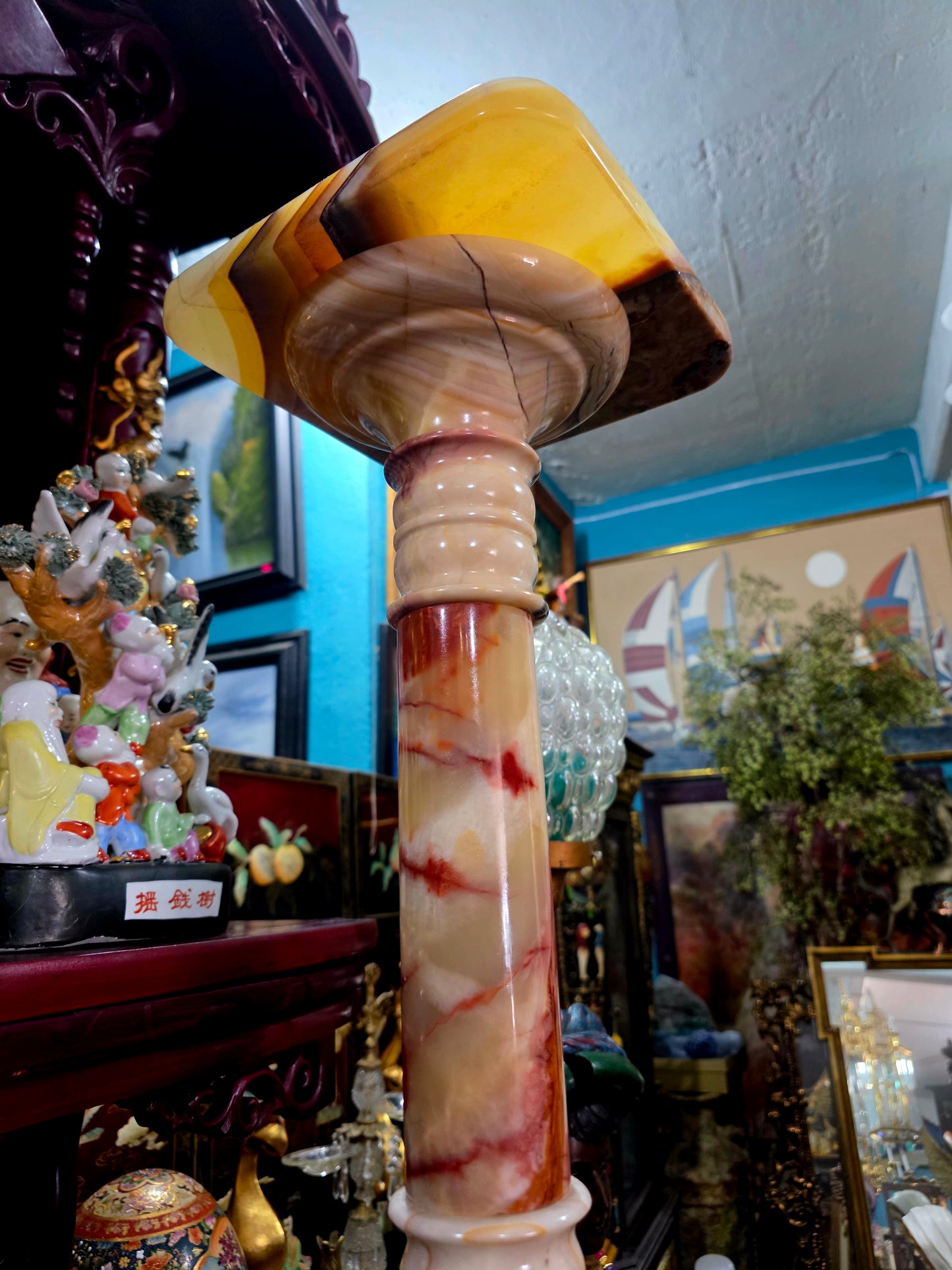 Natural Onyx Pedestal – Classic Elegance and Ceremonial Presence 🏛️🪨