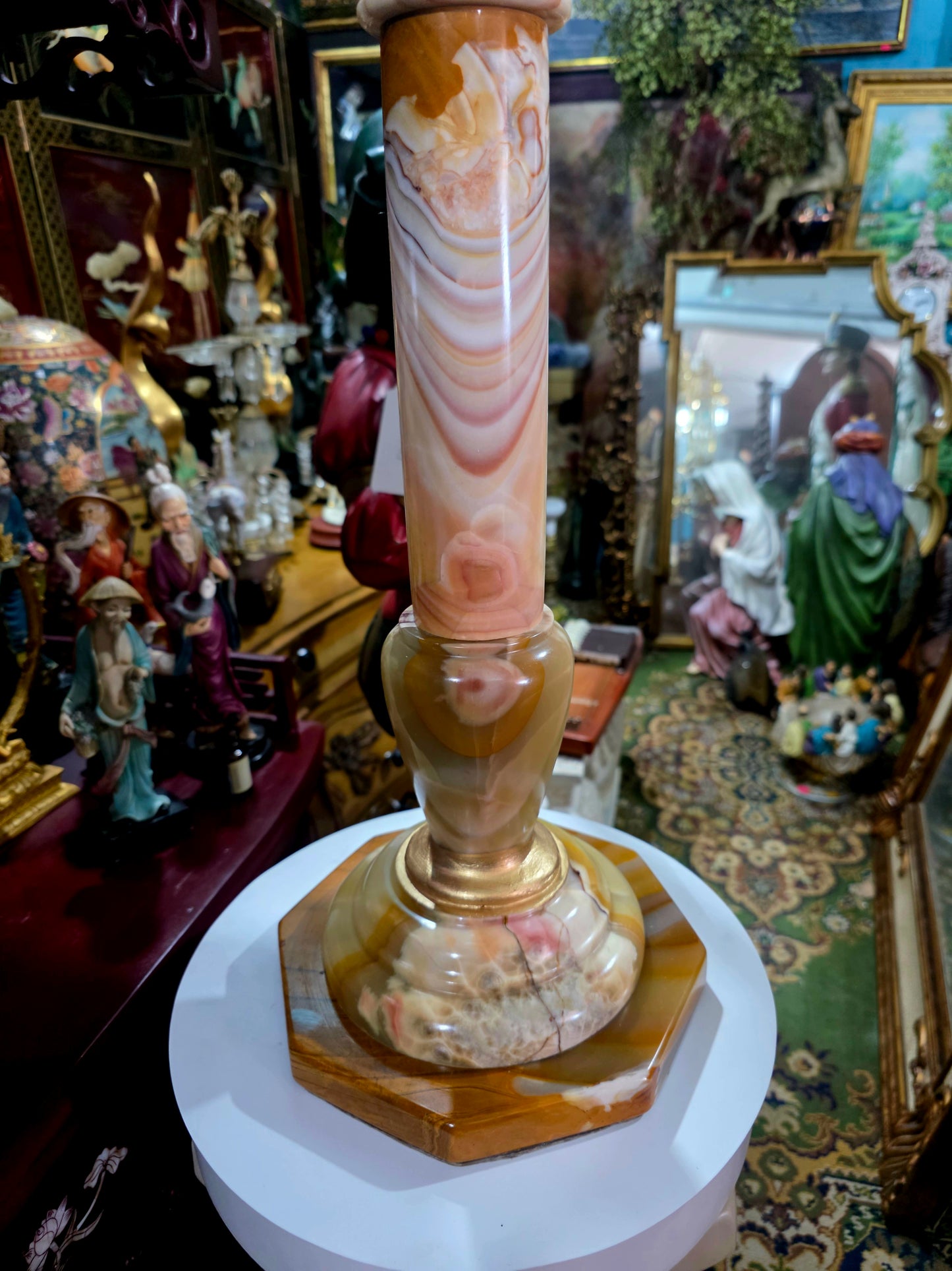 Natural Onyx Pedestal – Classic Elegance and Ceremonial Presence 🏛️🪨