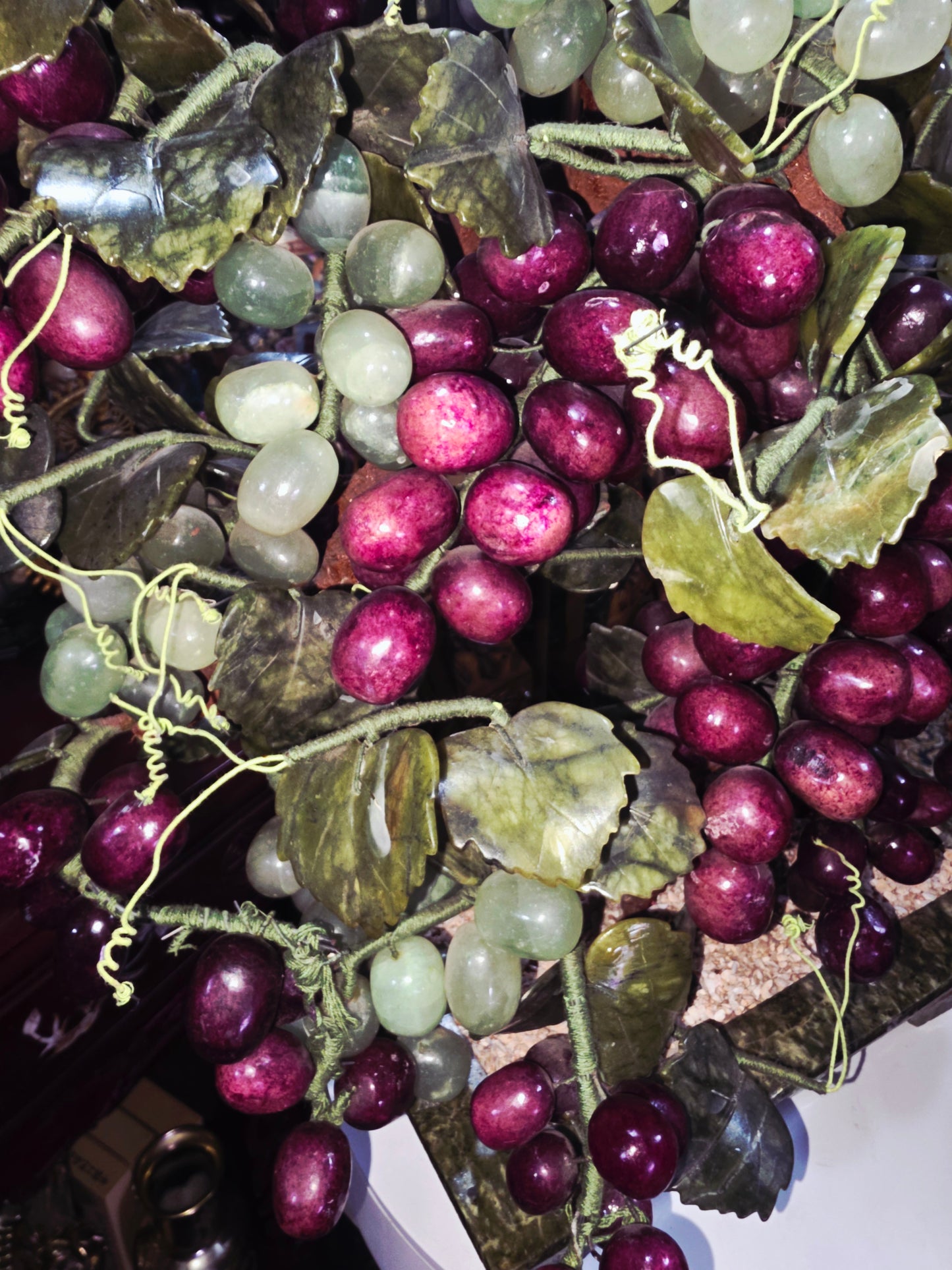 Escultura China Vintage de Uvas en Piedra Tallada Mid-century – Mediados del Siglo XX🍇🌿