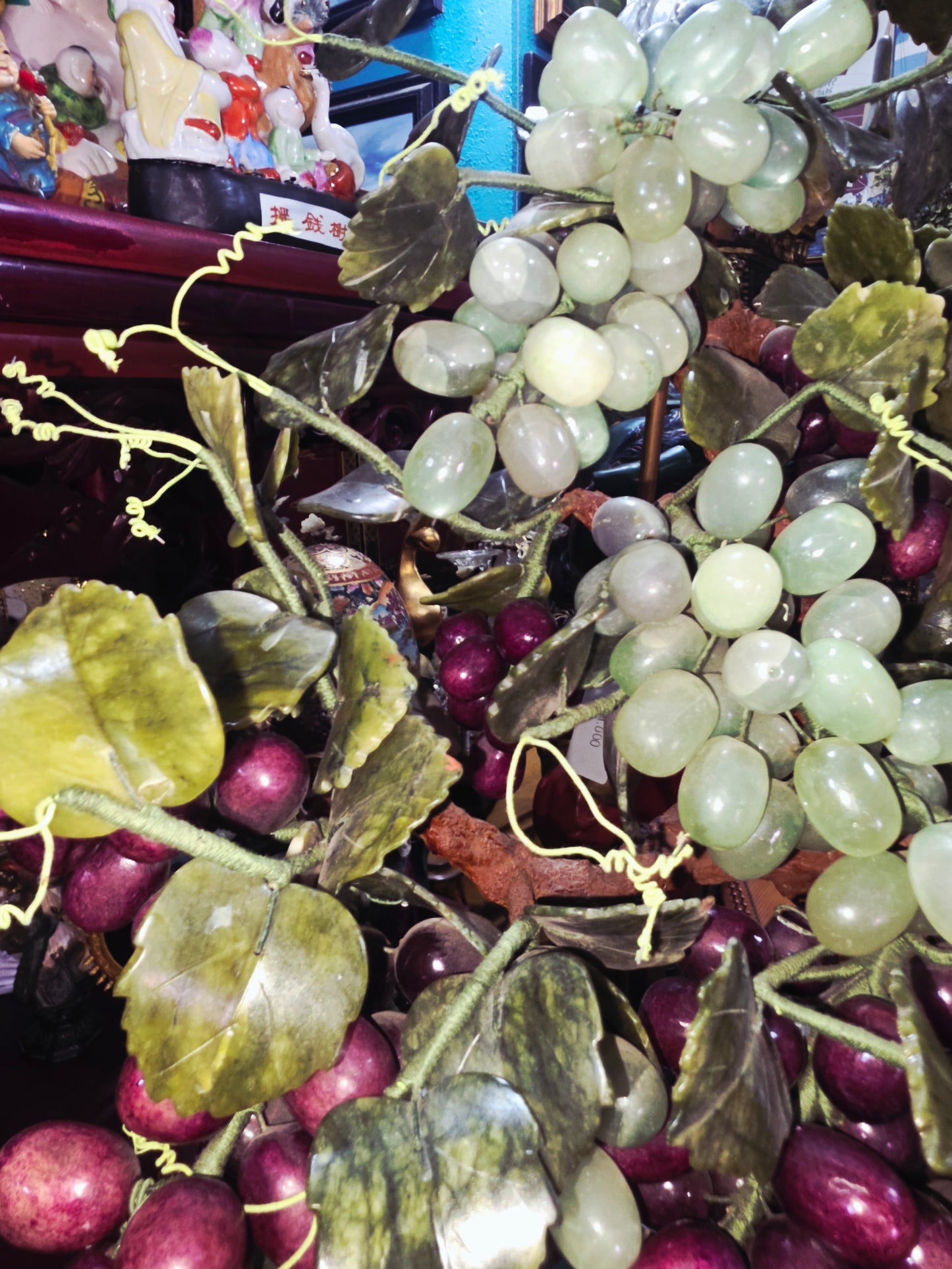 Escultura China Vintage de Uvas en Piedra Tallada Mid-century – Mediados del Siglo XX🍇🌿