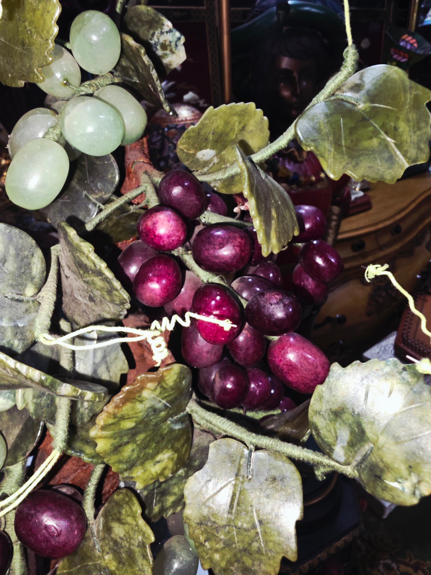 Escultura China Vintage de Uvas en Piedra Tallada Mid-century – Mediados del Siglo XX🍇🌿