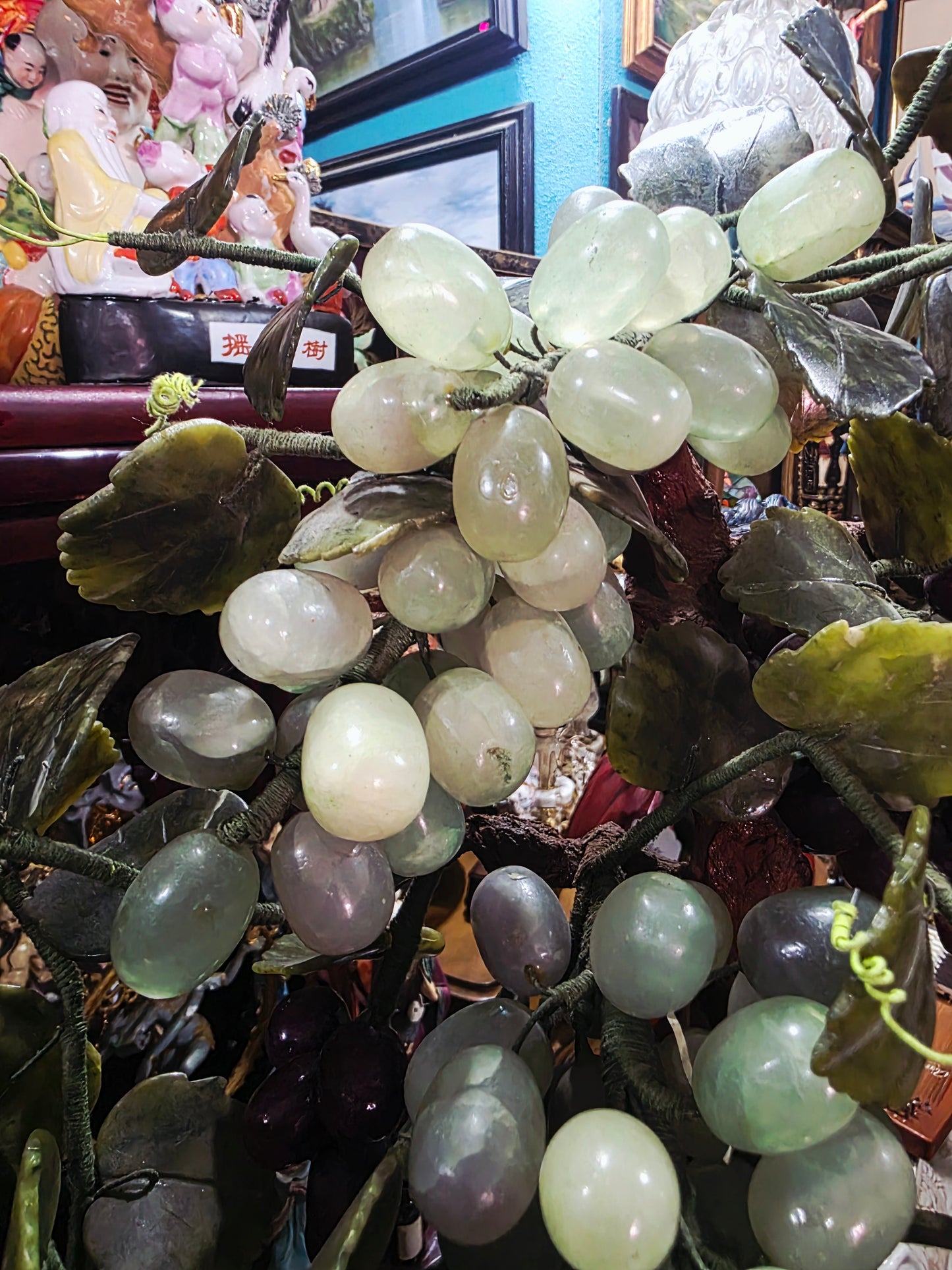 Escultura China Vintage de Uvas en Piedra Tallada Mid-century – Mediados del Siglo XX🍇🌿