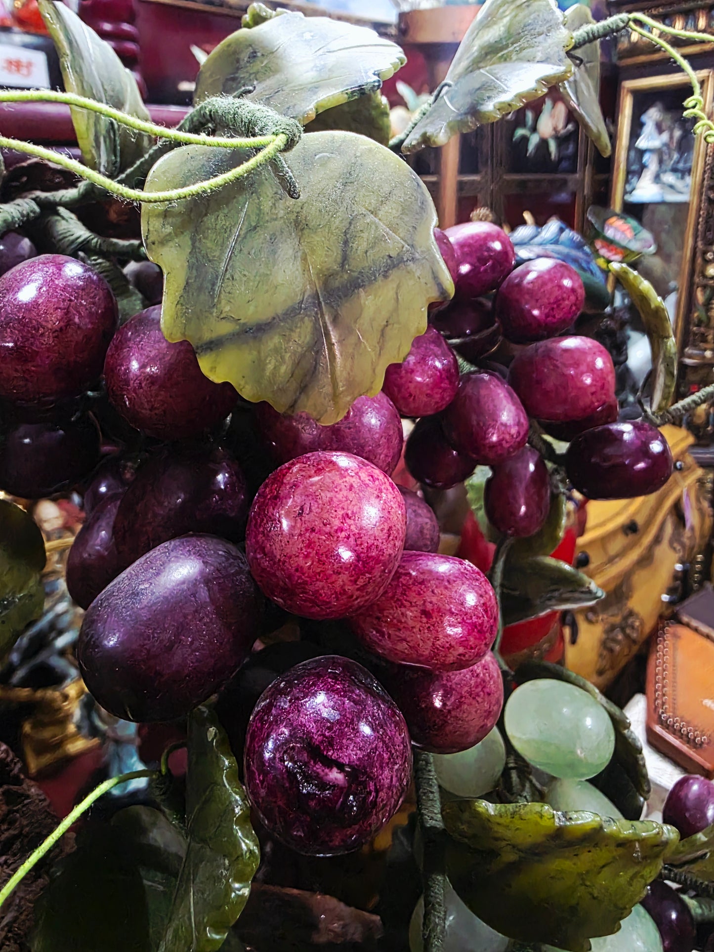 Escultura China Vintage de Uvas en Piedra Tallada Mid-century – Mediados del Siglo XX🍇🌿