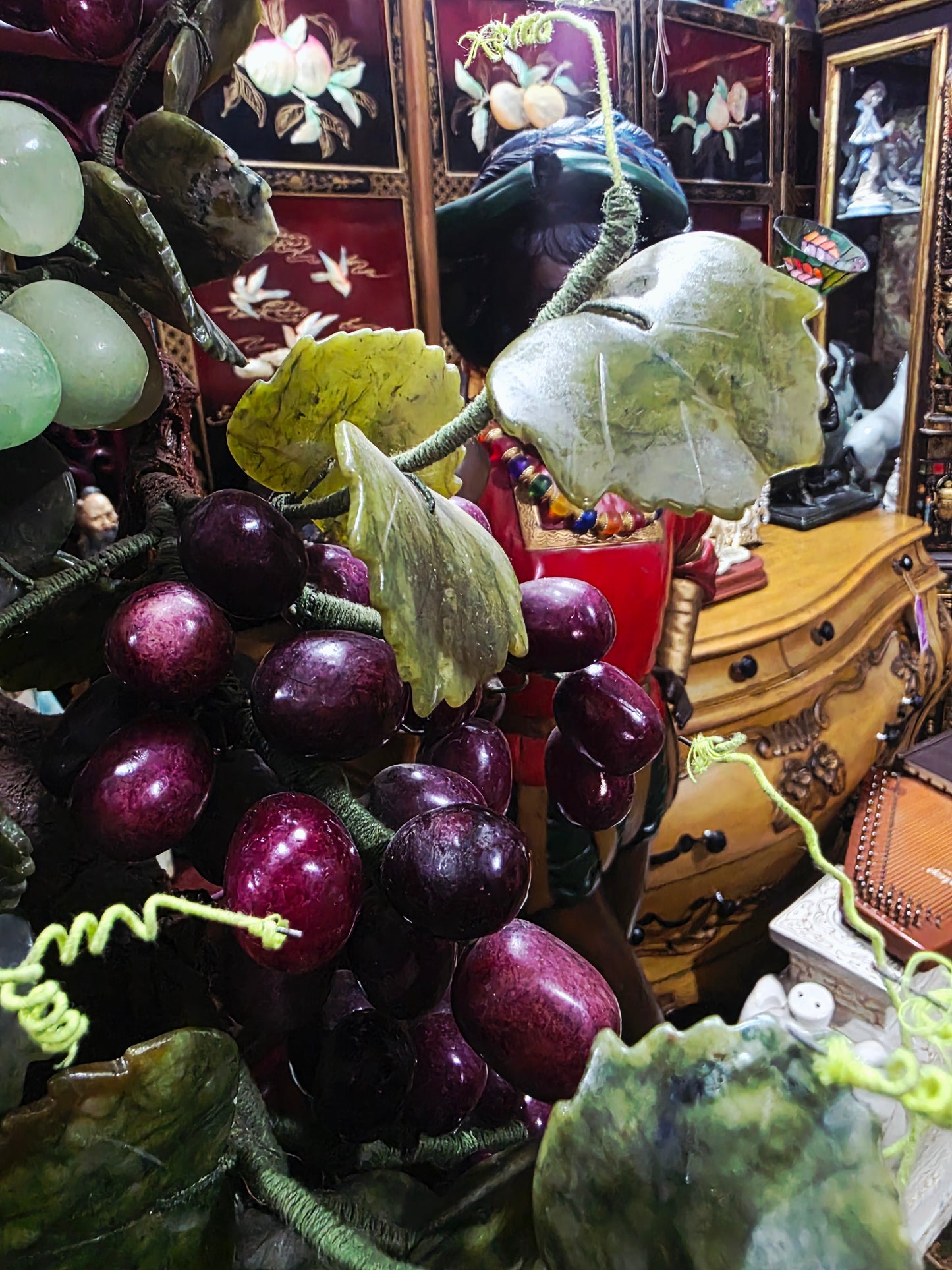Escultura China Vintage de Uvas en Piedra Tallada Mid-century – Mediados del Siglo XX🍇🌿