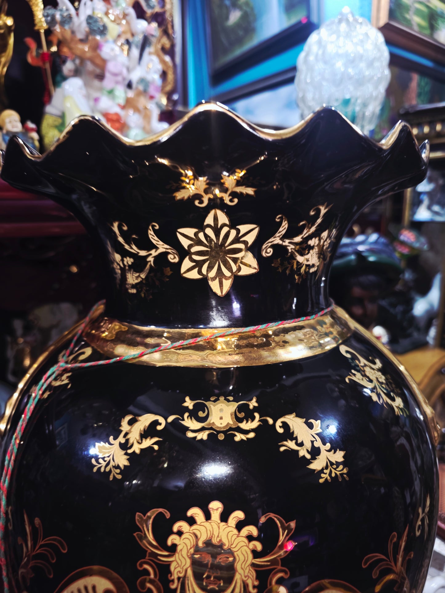 Satsuma Style Decorative Vase – Black Porcelain with Gold Accents 🖤🏺