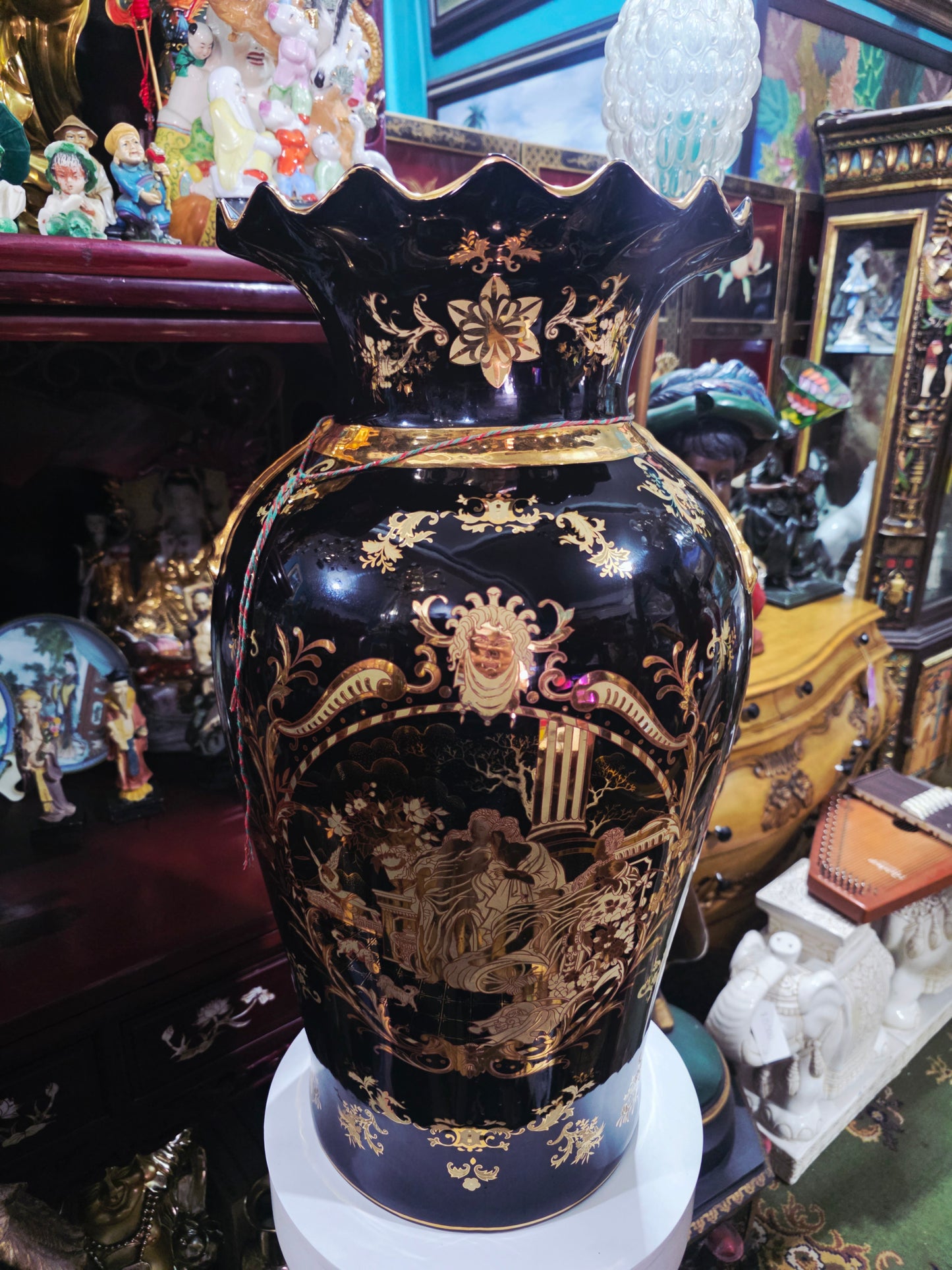 Satsuma Style Decorative Vase – Black Porcelain with Gold Accents 🖤🏺