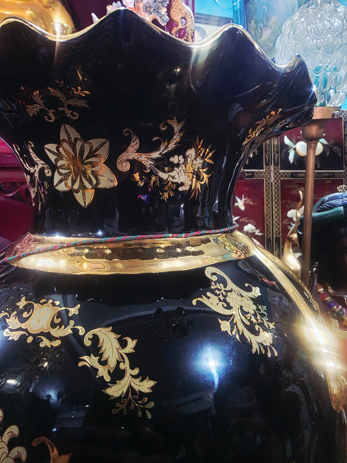 Satsuma Style Decorative Vase – Black Porcelain with Gold Accents 🖤🏺
