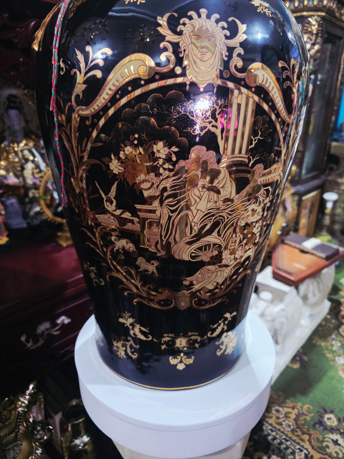 Satsuma Style Decorative Vase – Black Porcelain with Gold Accents 🖤🏺