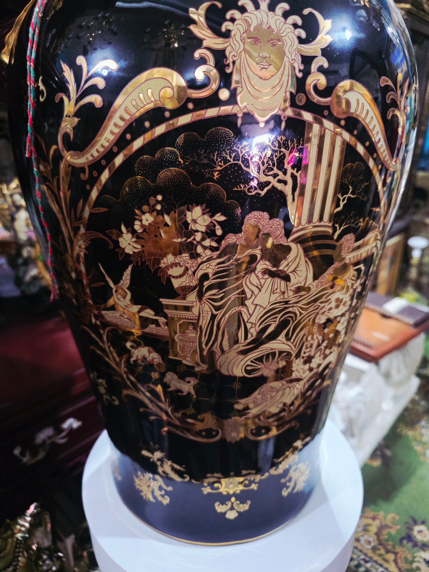Satsuma Style Decorative Vase – Black Porcelain with Gold Accents 🖤🏺