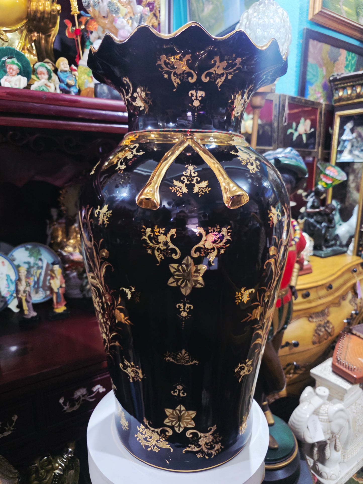 Satsuma Style Decorative Vase – Black Porcelain with Gold Accents 🖤🏺