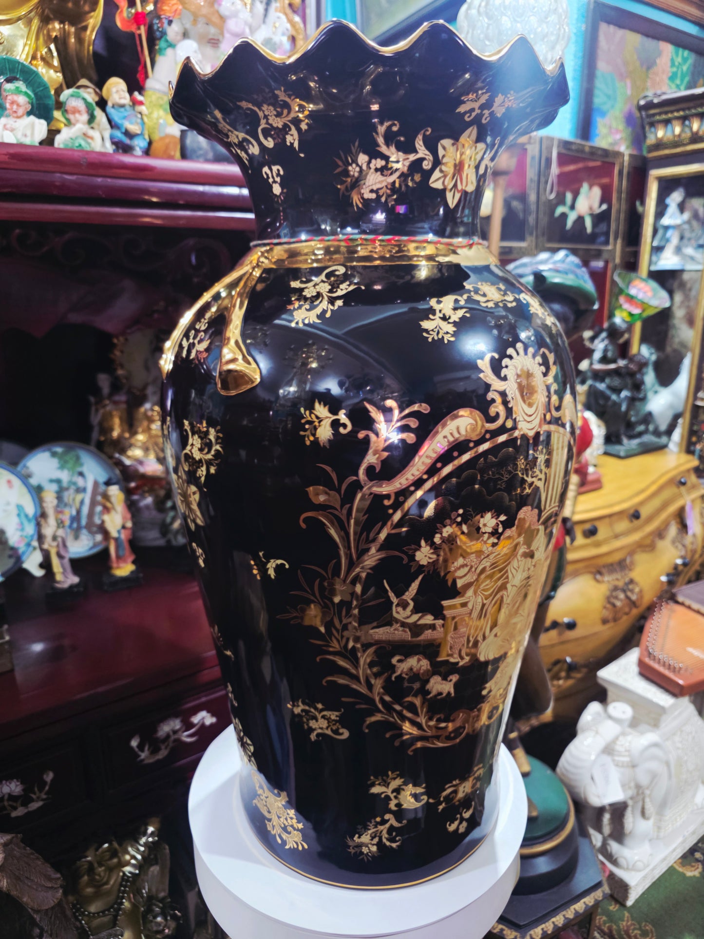 Satsuma Style Decorative Vase – Black Porcelain with Gold Accents 🖤🏺