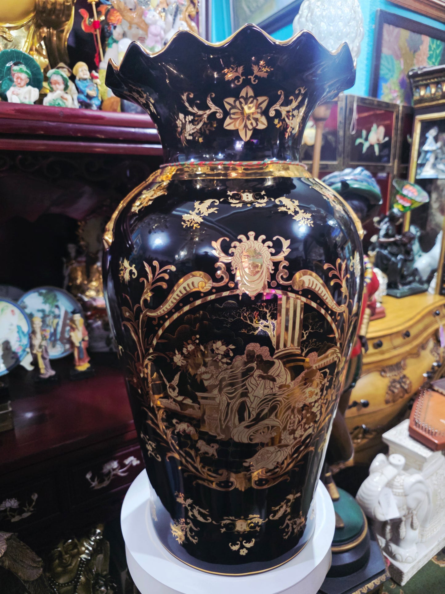 Satsuma Style Decorative Vase – Black Porcelain with Gold Accents 🖤🏺