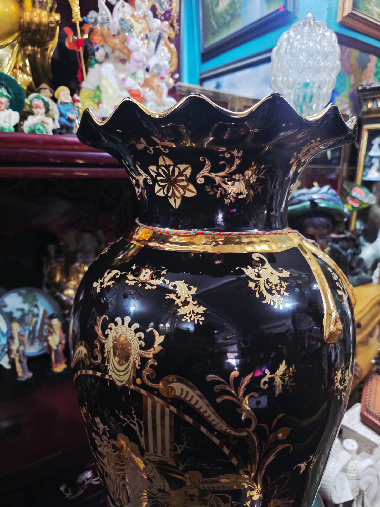 Satsuma Style Decorative Vase – Black Porcelain with Gold Accents 🖤🏺