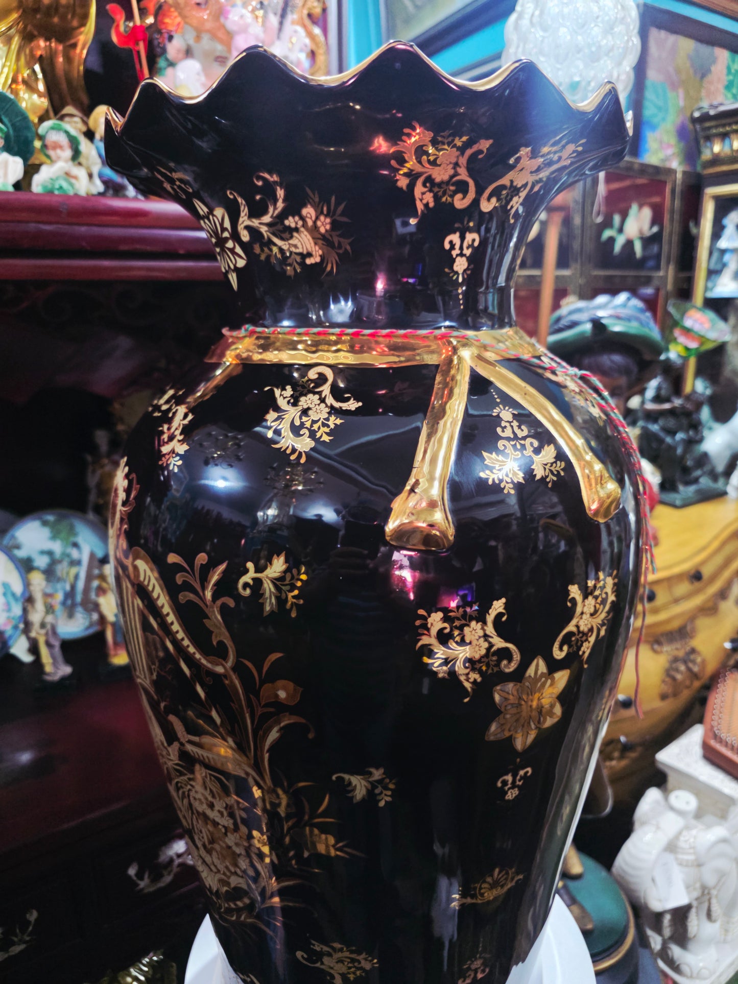 Satsuma Style Decorative Vase – Black Porcelain with Gold Accents 🖤🏺