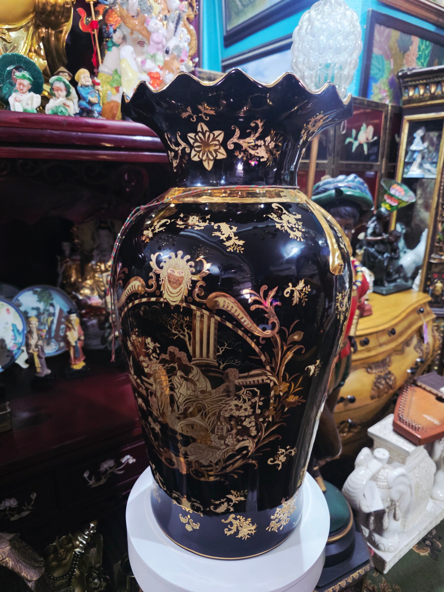 Satsuma Style Decorative Vase – Black Porcelain with Gold Accents 🖤🏺