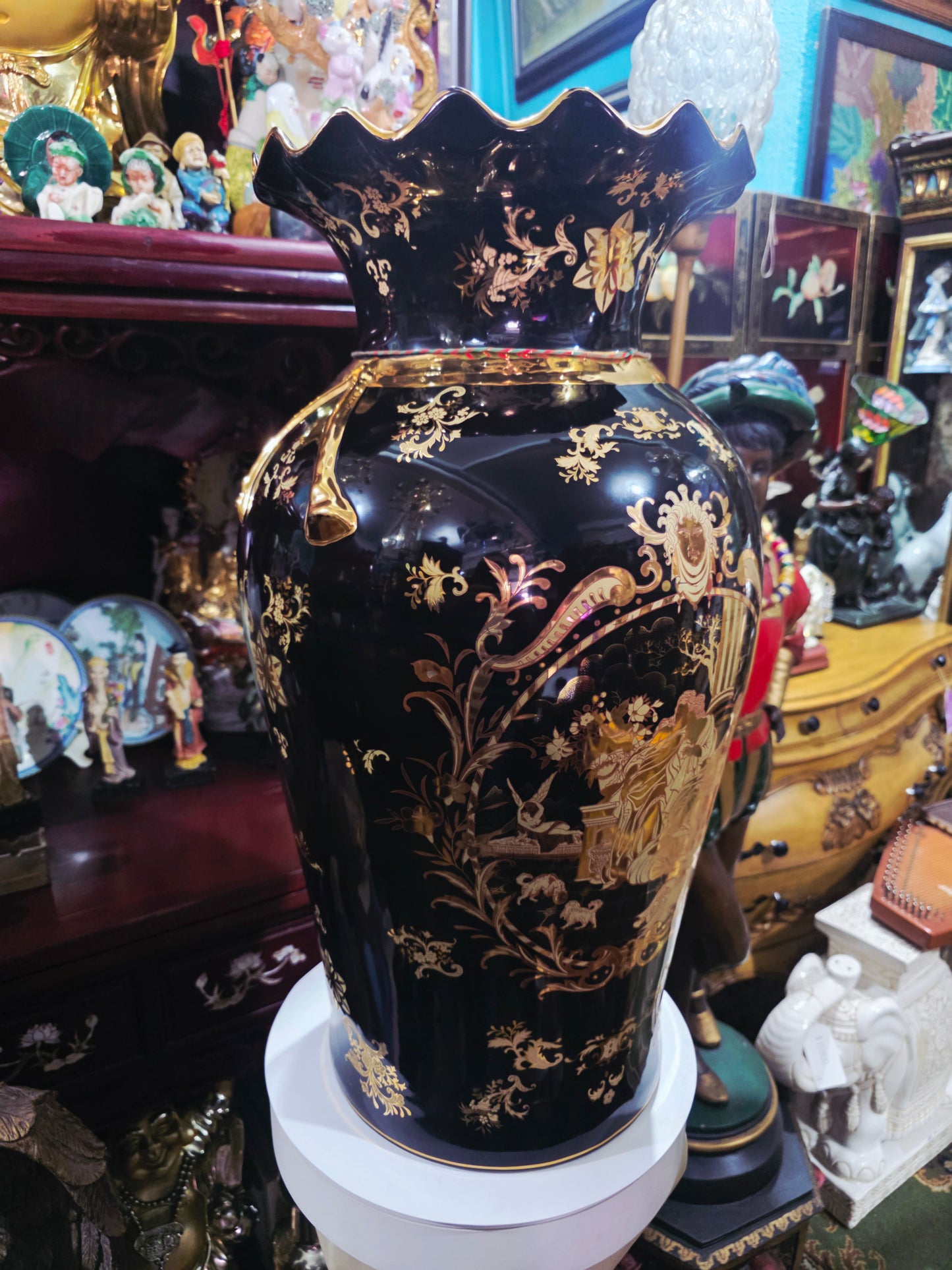 Satsuma Style Decorative Vase – Black Porcelain with Gold Accents 🖤🏺