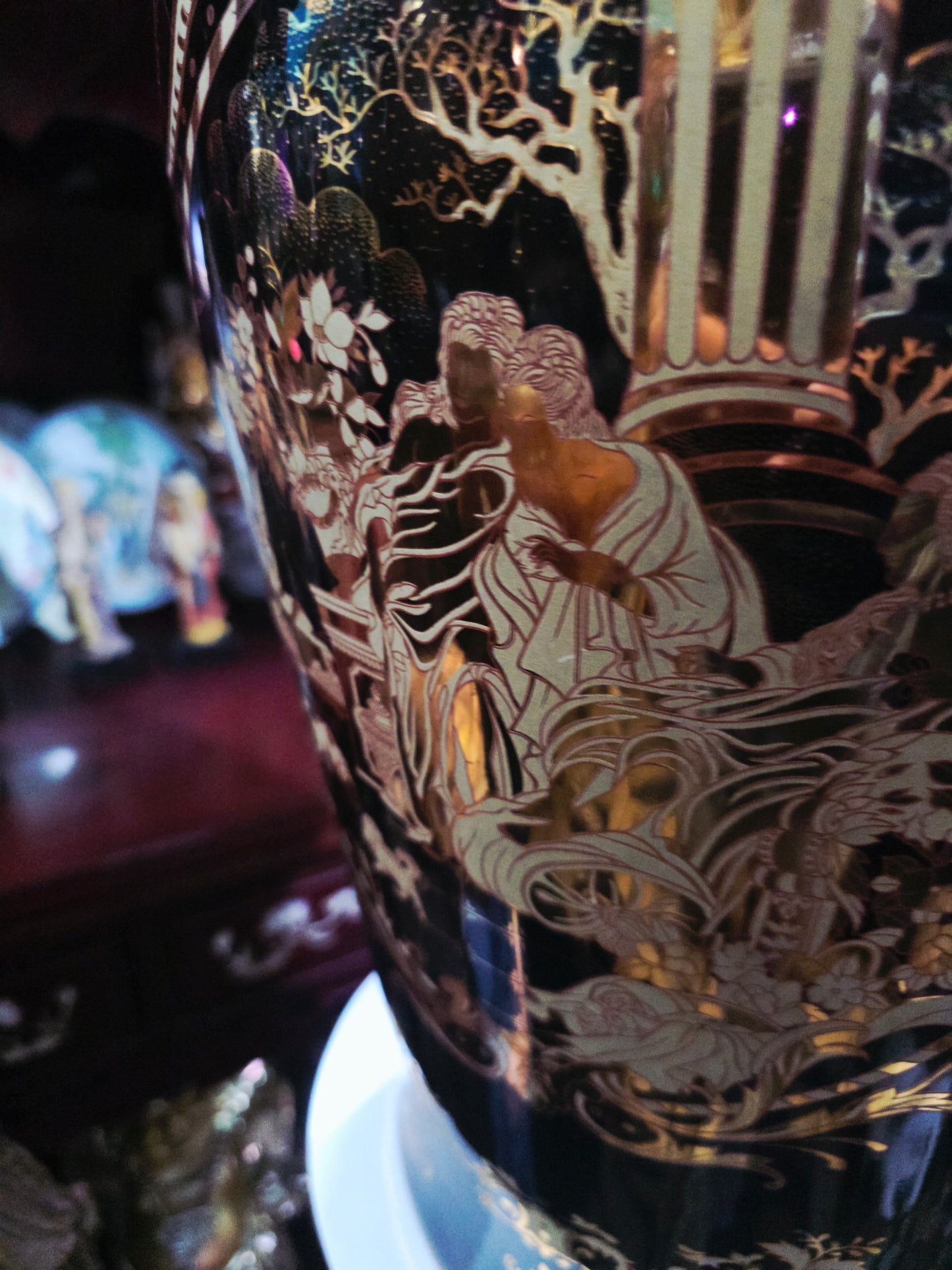 Satsuma Style Decorative Vase – Black Porcelain with Gold Accents 🖤🏺