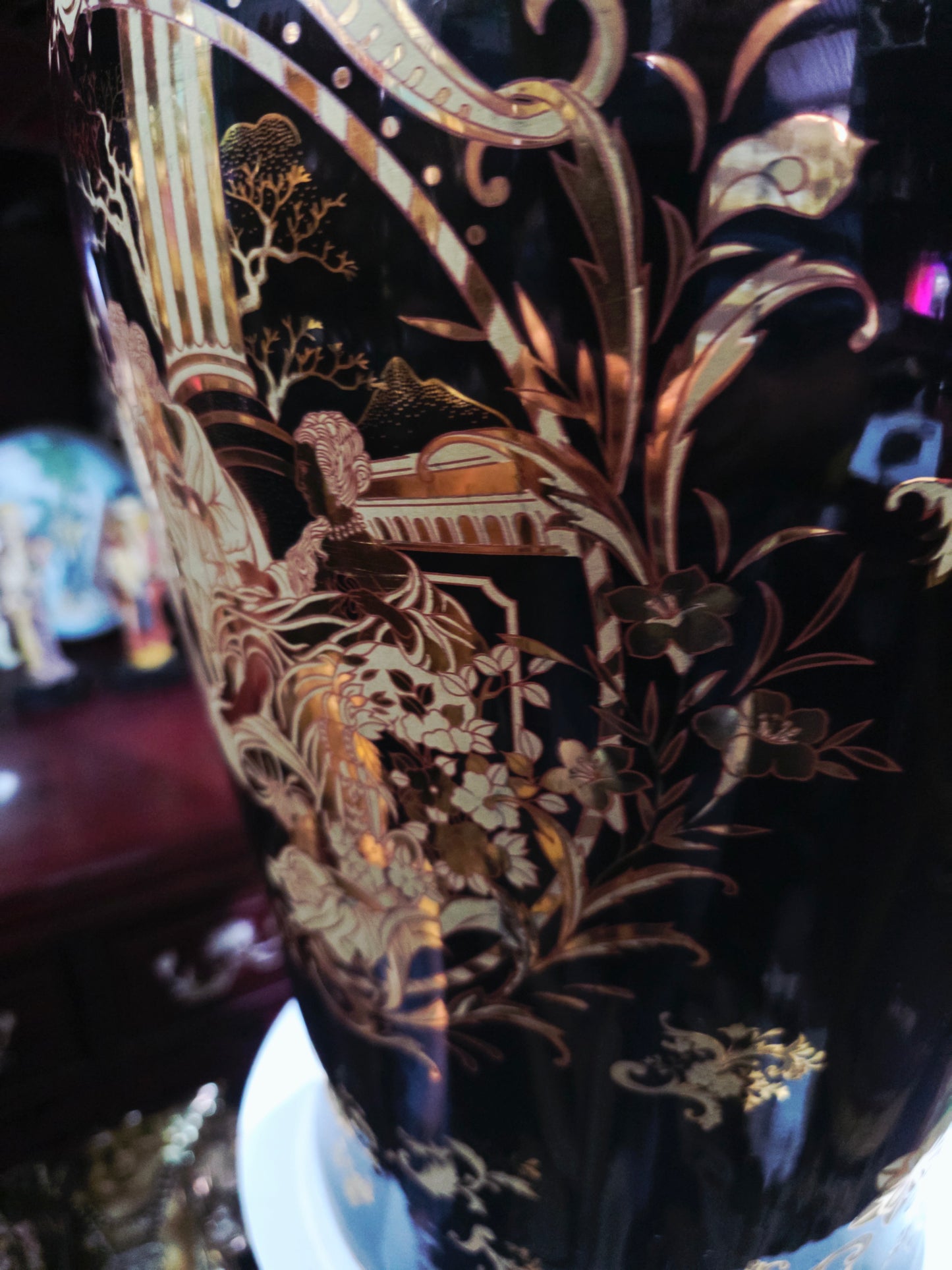 Satsuma Style Decorative Vase – Black Porcelain with Gold Accents 🖤🏺