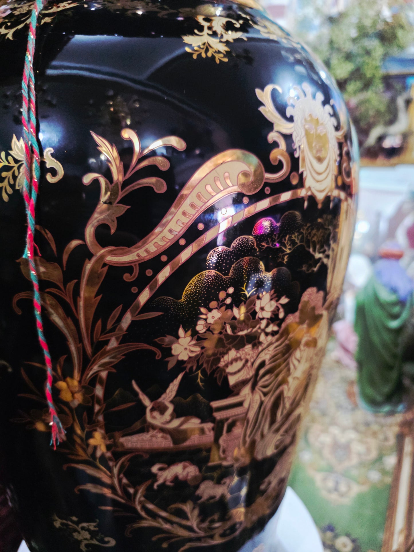 Satsuma Style Decorative Vase – Black Porcelain with Gold Accents 🖤🏺