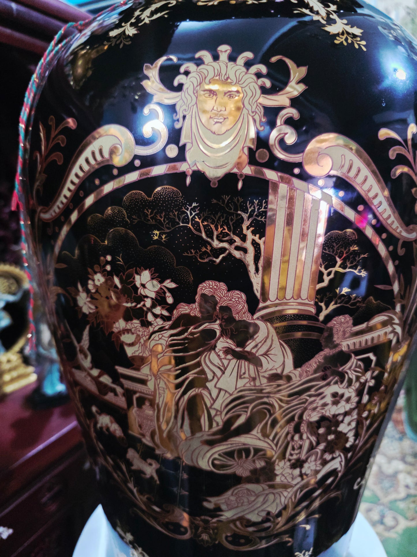 Satsuma Style Decorative Vase – Black Porcelain with Gold Accents 🖤🏺