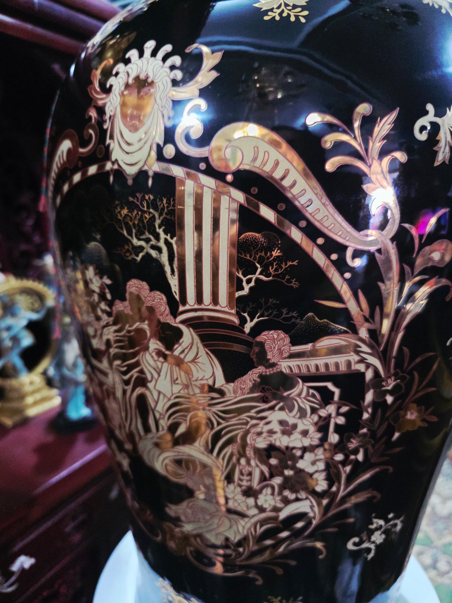 Satsuma Style Decorative Vase – Black Porcelain with Gold Accents 🖤🏺