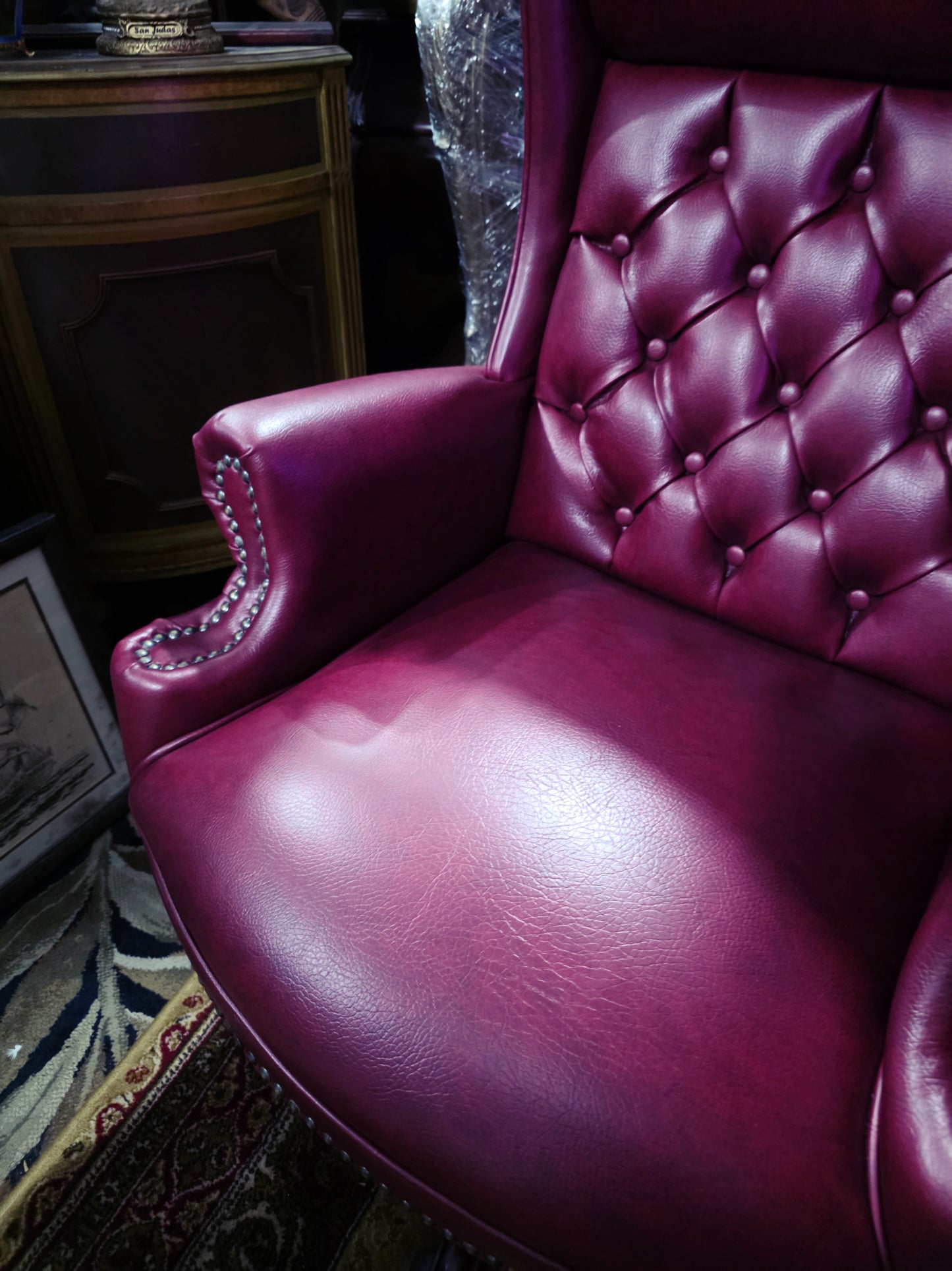 Faux Leather Executive Chair with Textured Details and Decorative Brass Tacks 🪞🪙🪶