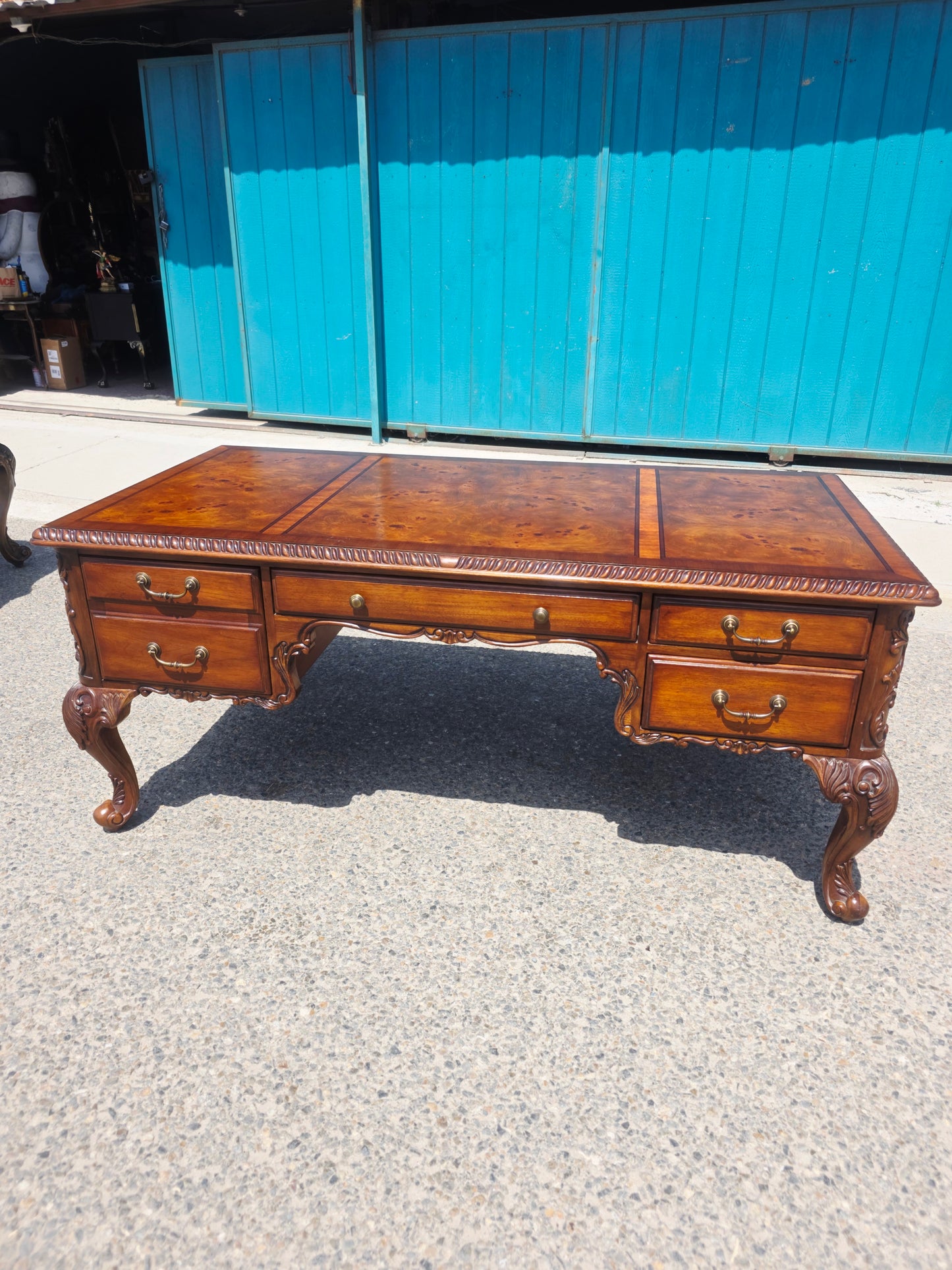 Executive Walnut Wood Desk – Classic Elegance and Distinction 🕰️🪙✨