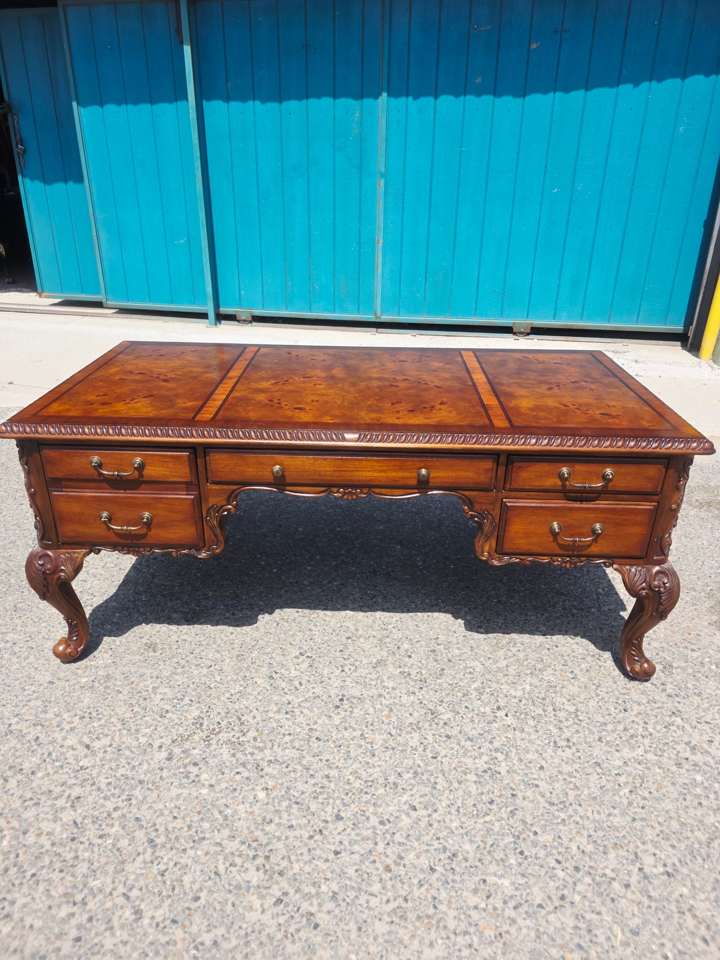 Executive Walnut Wood Desk – Classic Elegance and Distinction 🕰️🪙✨