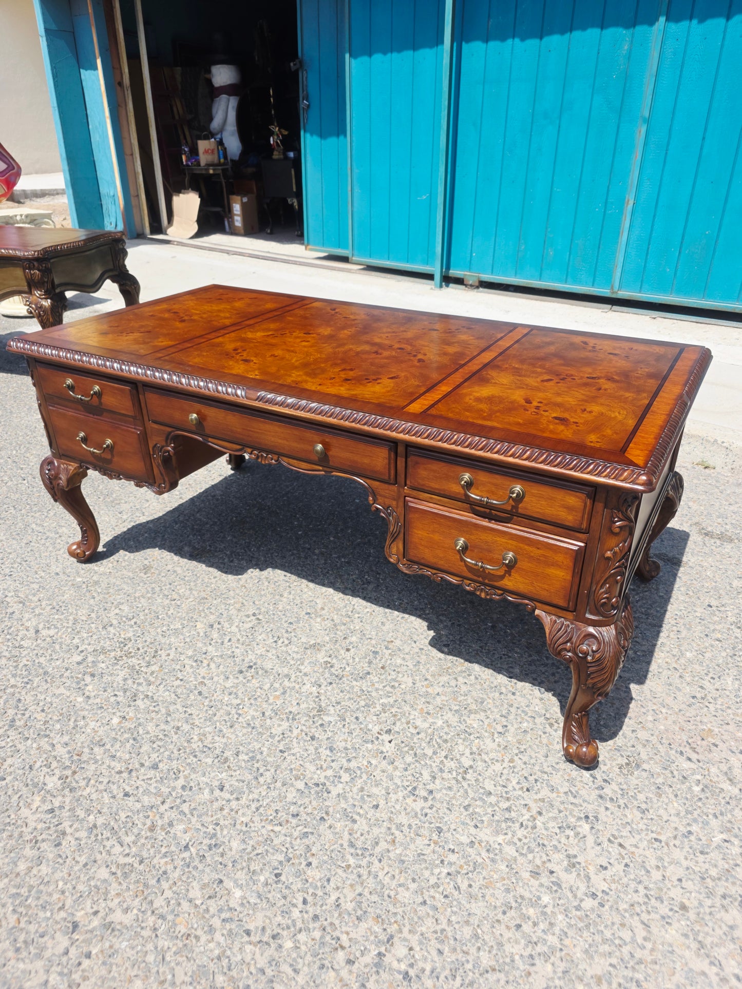 Executive Walnut Wood Desk – Classic Elegance and Distinction 🕰️🪙✨