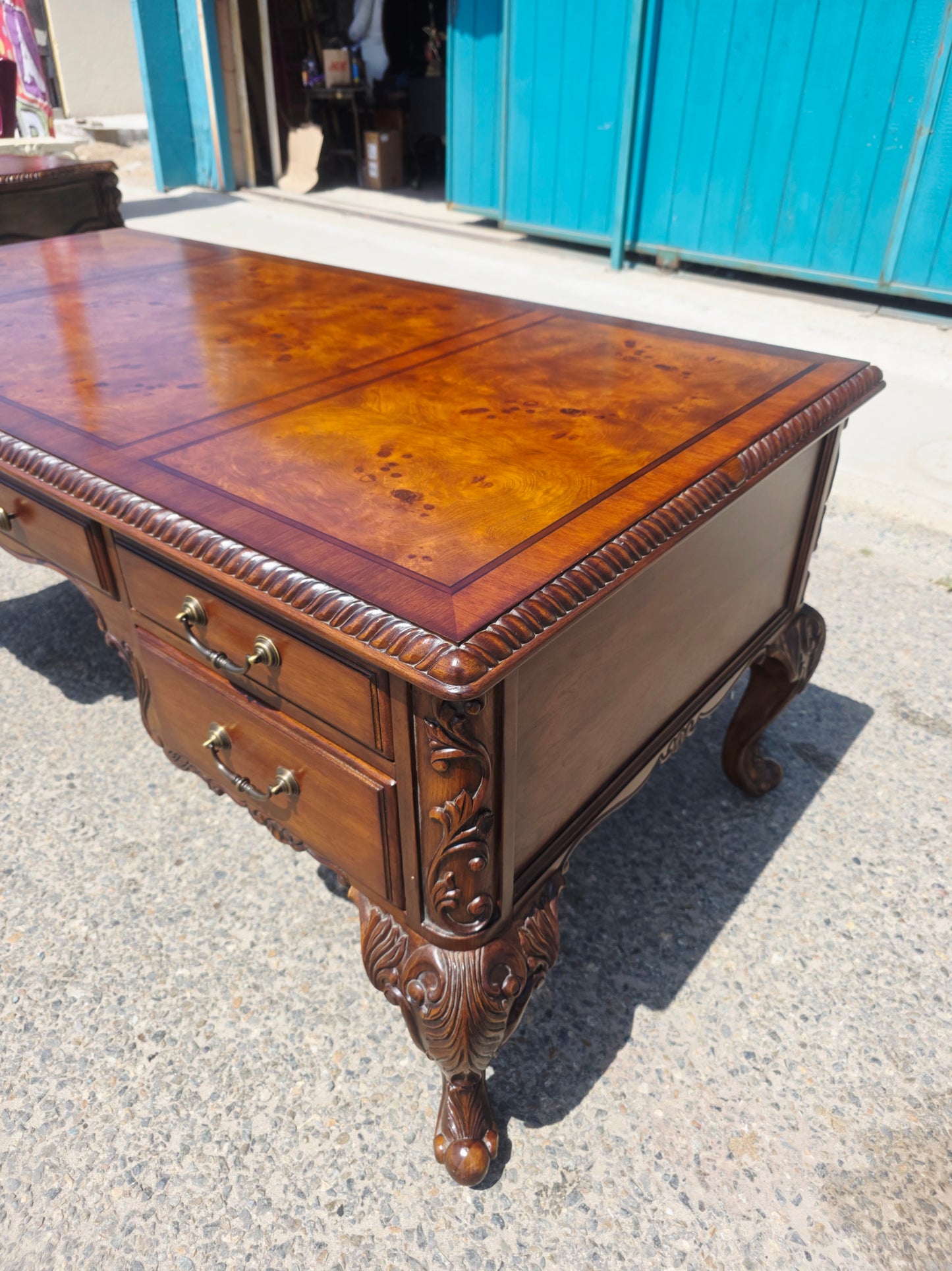 Executive Walnut Wood Desk – Classic Elegance and Distinction 🕰️🪙✨