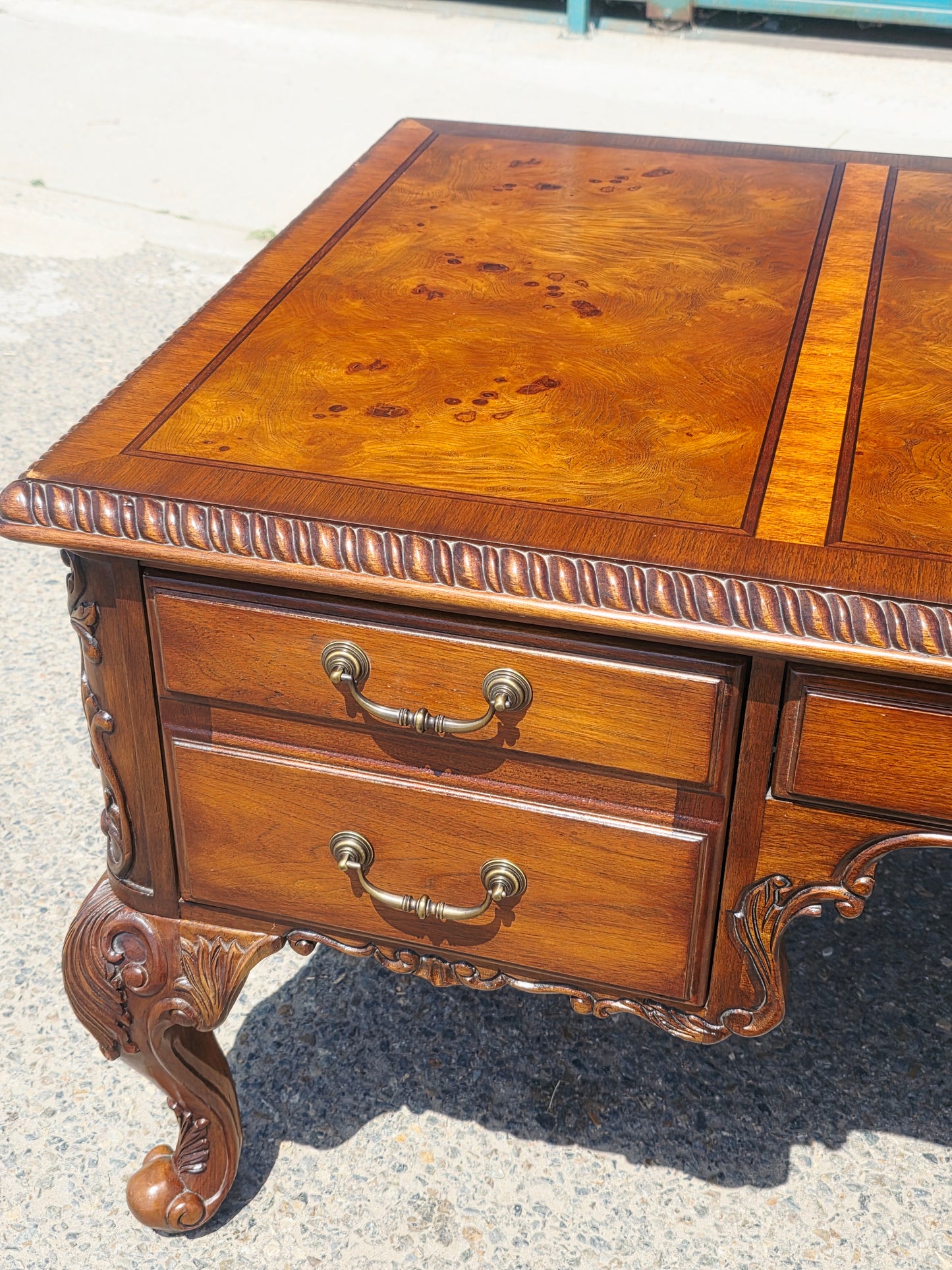 Executive Walnut Wood Desk – Classic Elegance and Distinction 🕰️🪙✨